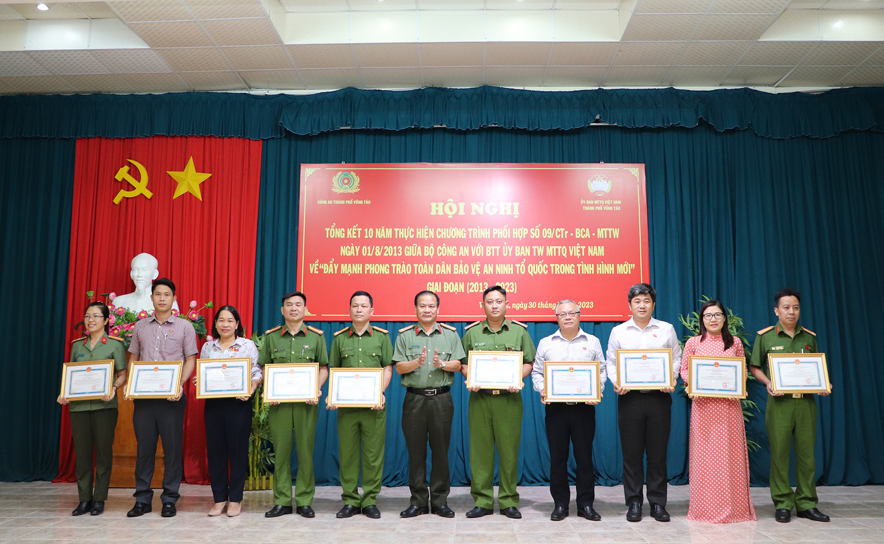 Đại tá Lý Xuân Cường, Trưởng phòng Xây dựng phong trào bảo vệ ANTQ, Công an TP.Vũng Tàu trao Giấy khen của UBND TP.Vũng Tàu đến các tập thể.