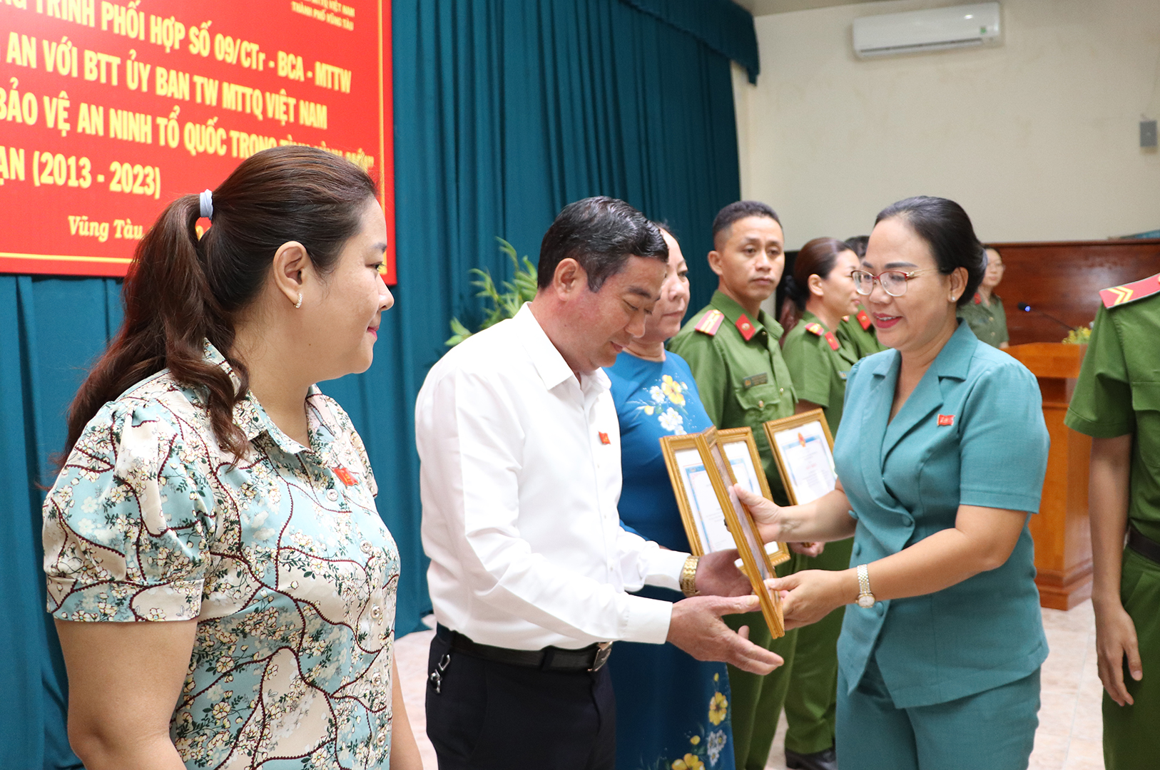 Bà Nguyễn Thị Thu Hương, Phó Chủ tịch UBND TP.Vũng Tàu trao Giấy khen của UBND thành phố đến các cá nhân có thành tích xuất sắc trong 10 năm thực hiện Chương trình phối hợp số 09.