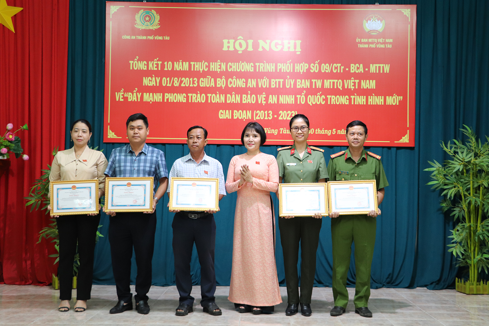 Bà Mai Ngọc Oanh, Chủ tịch Ủy ban MTTQ Việt Nam TP.Vũng Tàu trao Giấy khen đến các cá nhân.