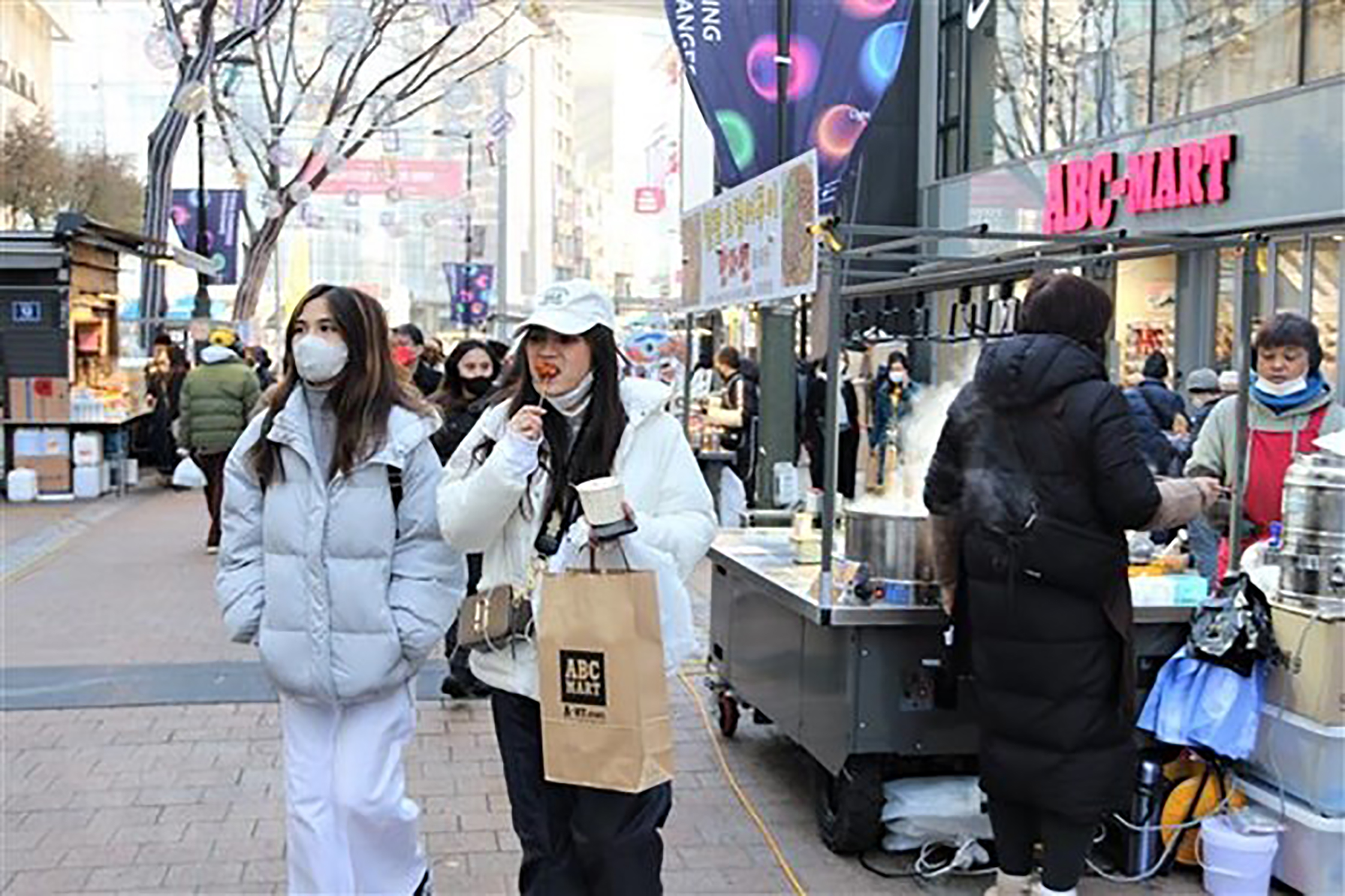 Một phố mua sắm ở Seoul.