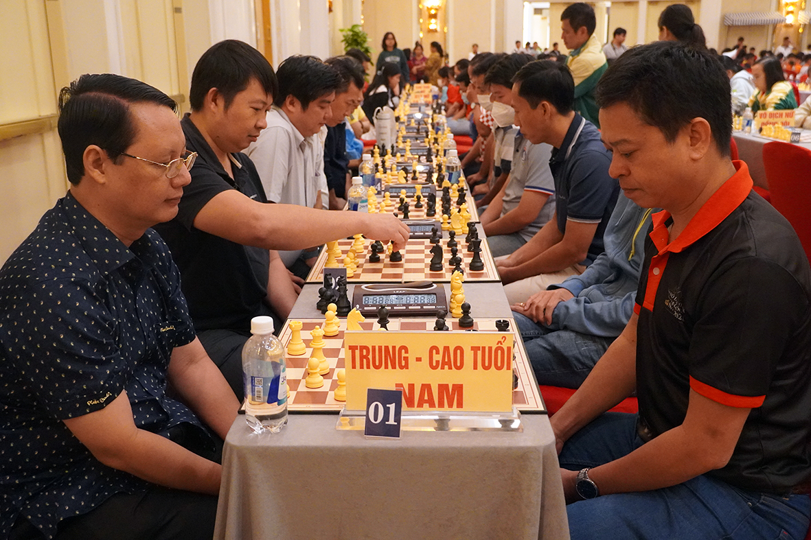 Các kỳ thủ nam thi đấu tại giải.