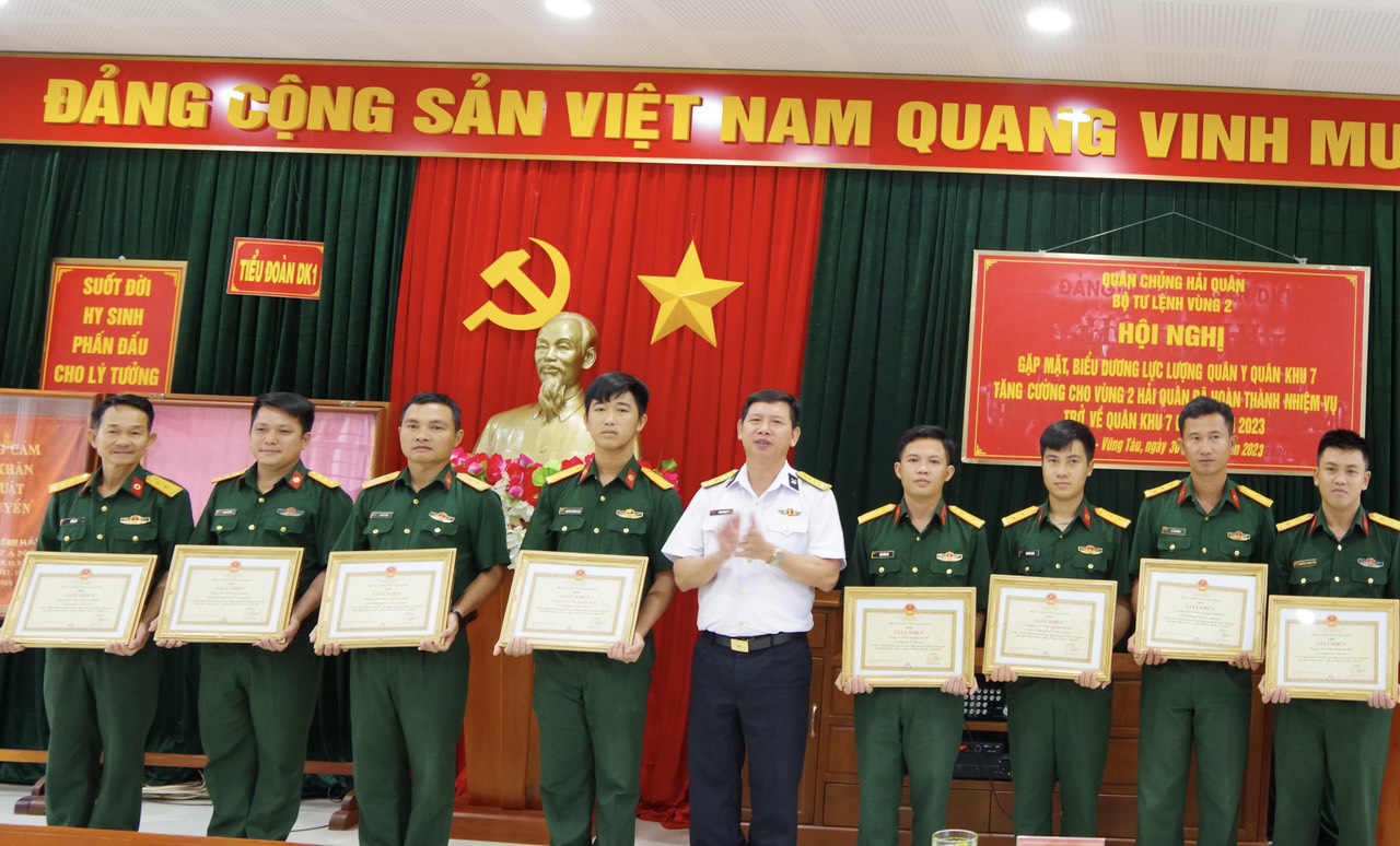 Lãnh đạo Vùng 2 Hải quân tặng Giấy khen cho các cá nhân có thành tích tốt trong công tác chăm sóc sức khỏe cho cán bộ, chiến sĩ các tàu thực hiện nhiệm vụ trên biển của Vùng 2 Hải quân.