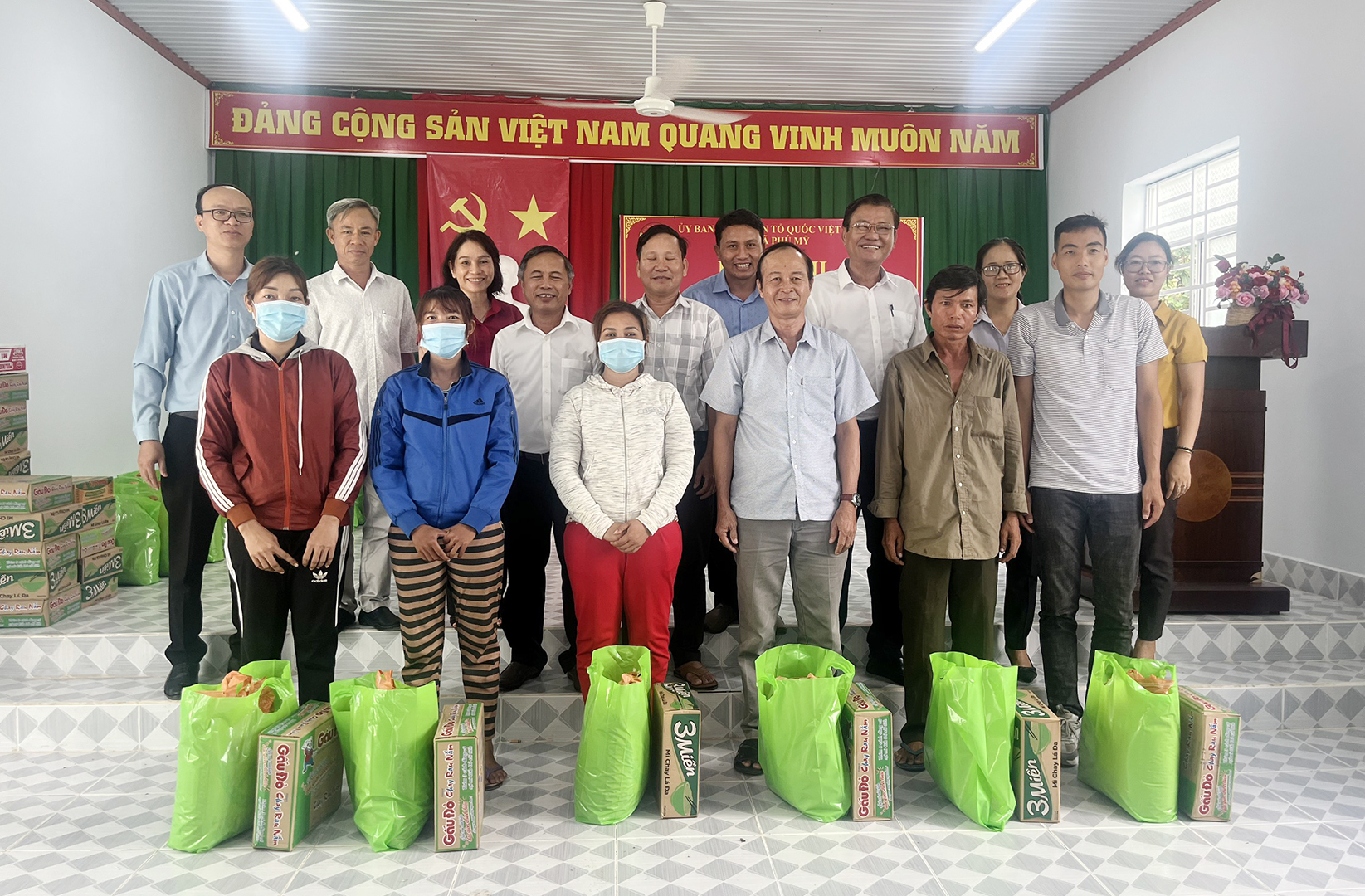 Dịp này, MTTQ cũng trao 150 suất quà đến đồng bào dân tộc có hoàn cảnh khó khăn.