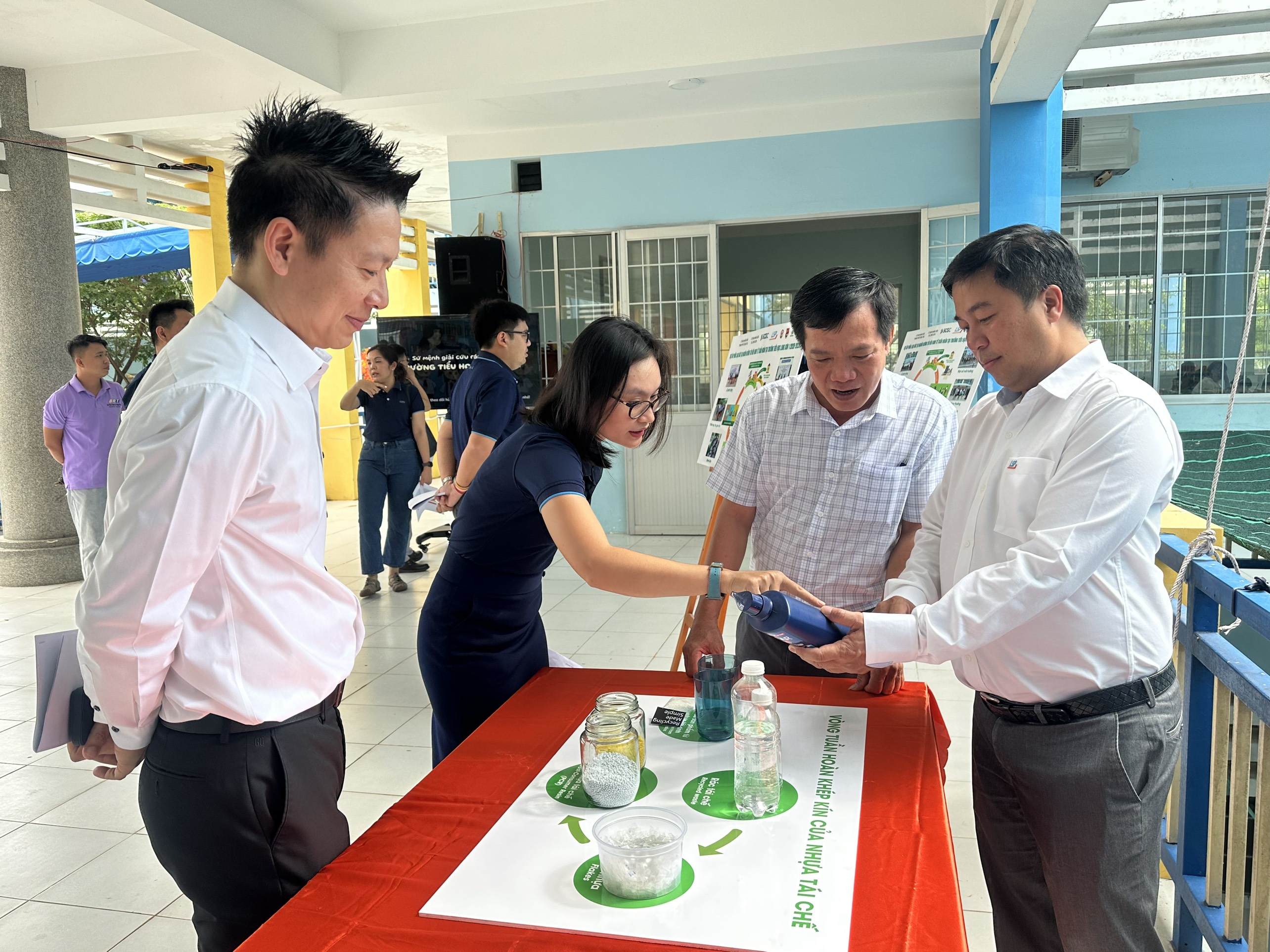 Đại diện Công ty LSP giới thiệu quy trình tuần hoàn khi sản xuất nhựa tái chế tại lễ bàn giao mô hình  “Phân loại rác thải tại nguồn hướng đến nền kinh tế tuần hoàn” cho trường Tiểu học Long Sơn 1  và trường Tiểu học Long Sơn 2.