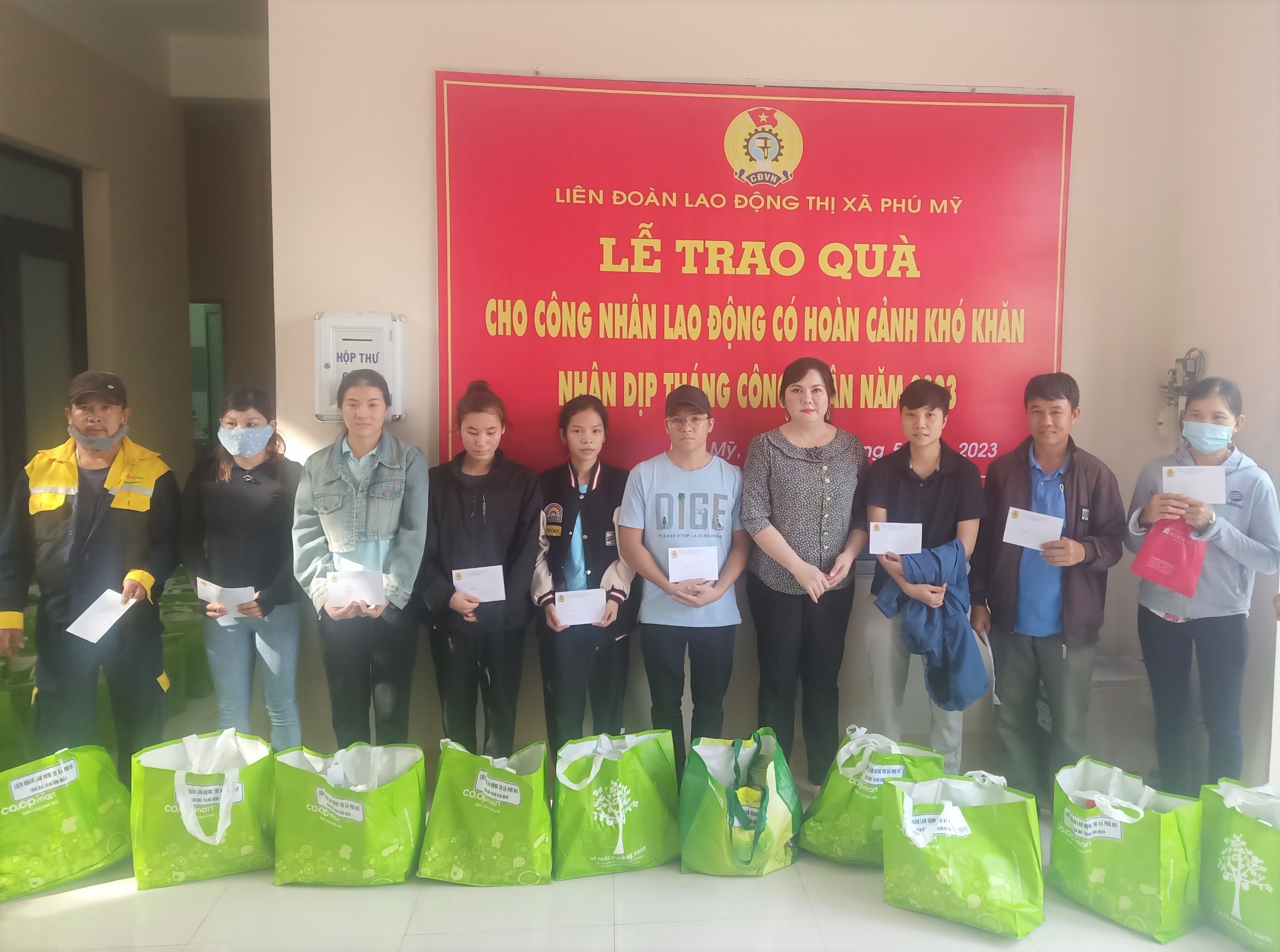 Lãnh đạo LĐLĐ TX.Phú Mỹ tặng quà cho người lao động.