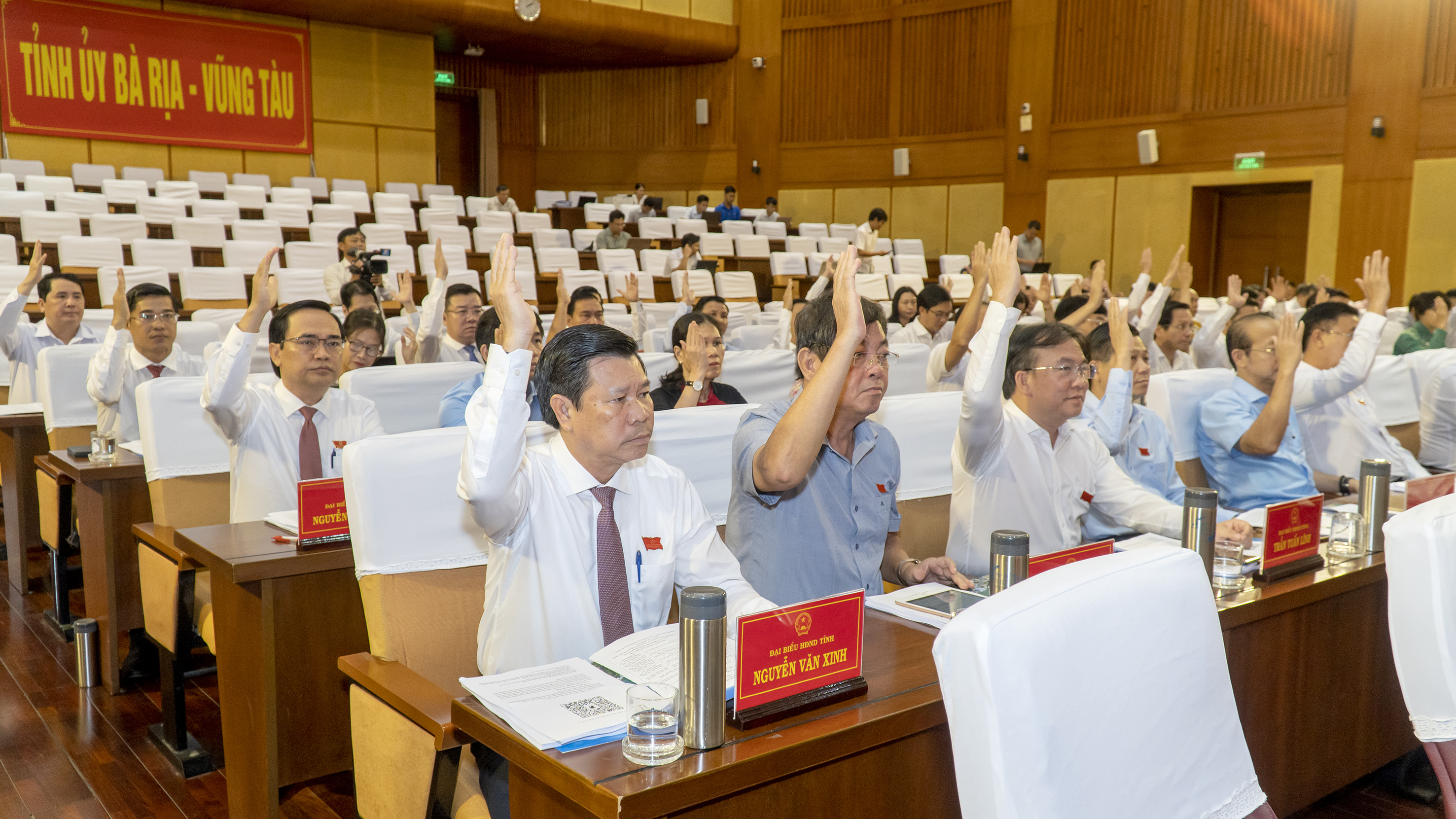 Các đại biểu HĐND tỉnh biểu quyết thông qua các dự thảo Nghị quyết trình tại Kỳ họp.