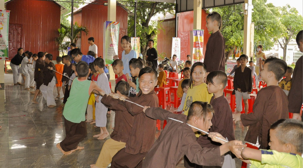 thăm và tặng quà cho 85 trẻ mồ côi, trẻ em có hoàn cảnh đặc biệt khó khăn tại Mái ấm Hồng Quang (TX. Phú Mỹ)