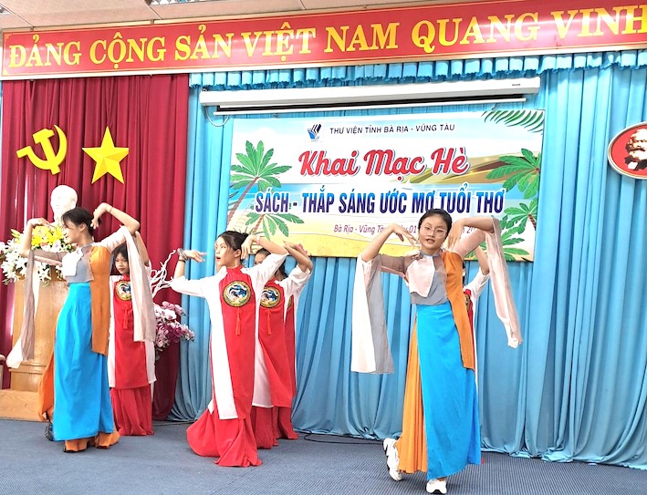 Tiết mục văn nghệ trong chương trình khai mạc.