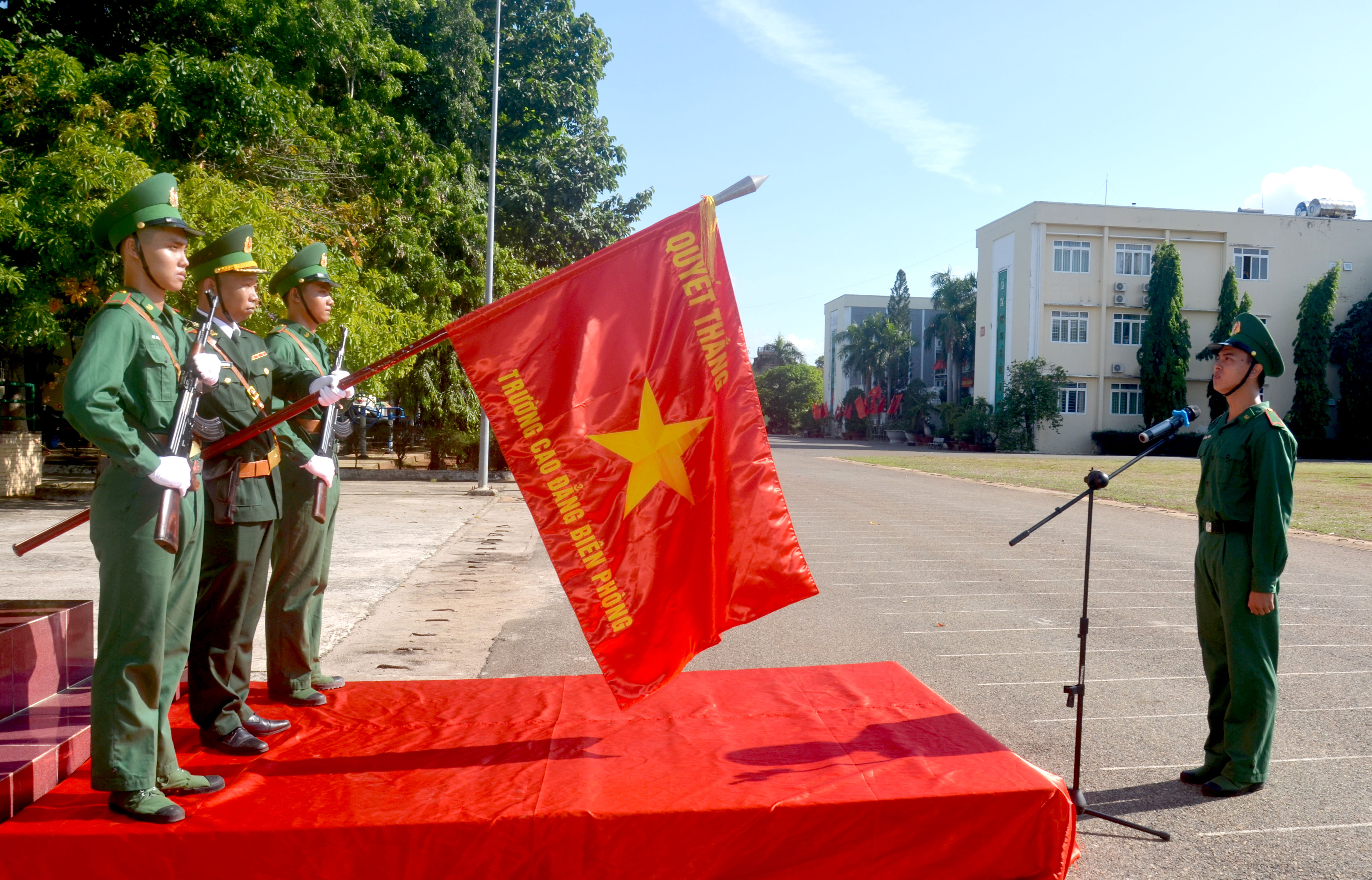 Chiến sĩ mới huấn luyện tại Trường CĐ Biên phòng cơ sở 2 tuyên thệ dưới Quân kỳ Quyết thắng.