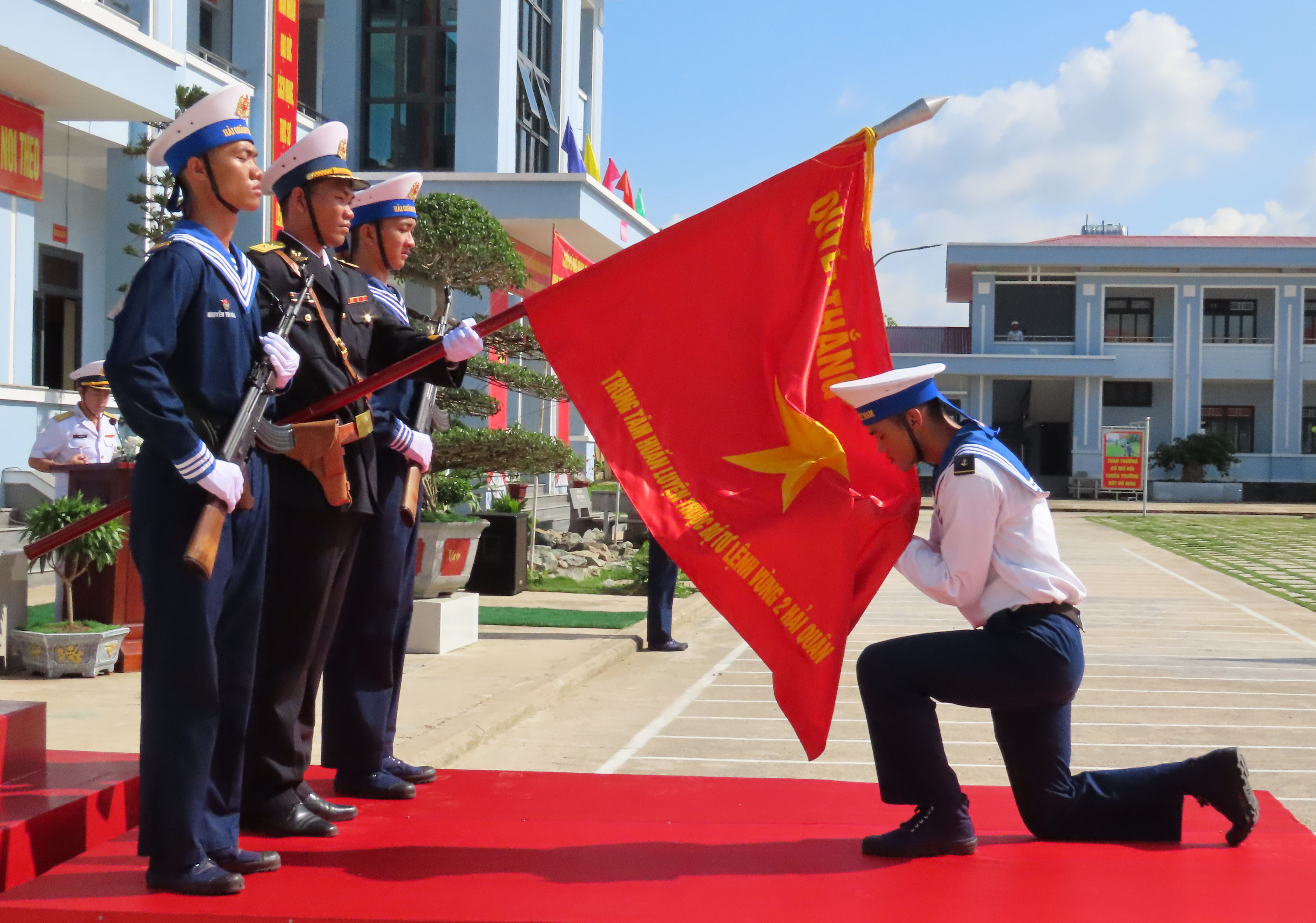 Chiến sĩ mới Trung tâm Huấn luyện Vùng 2 Hải quân hôn lên Quân kỳ Quyết thắng.