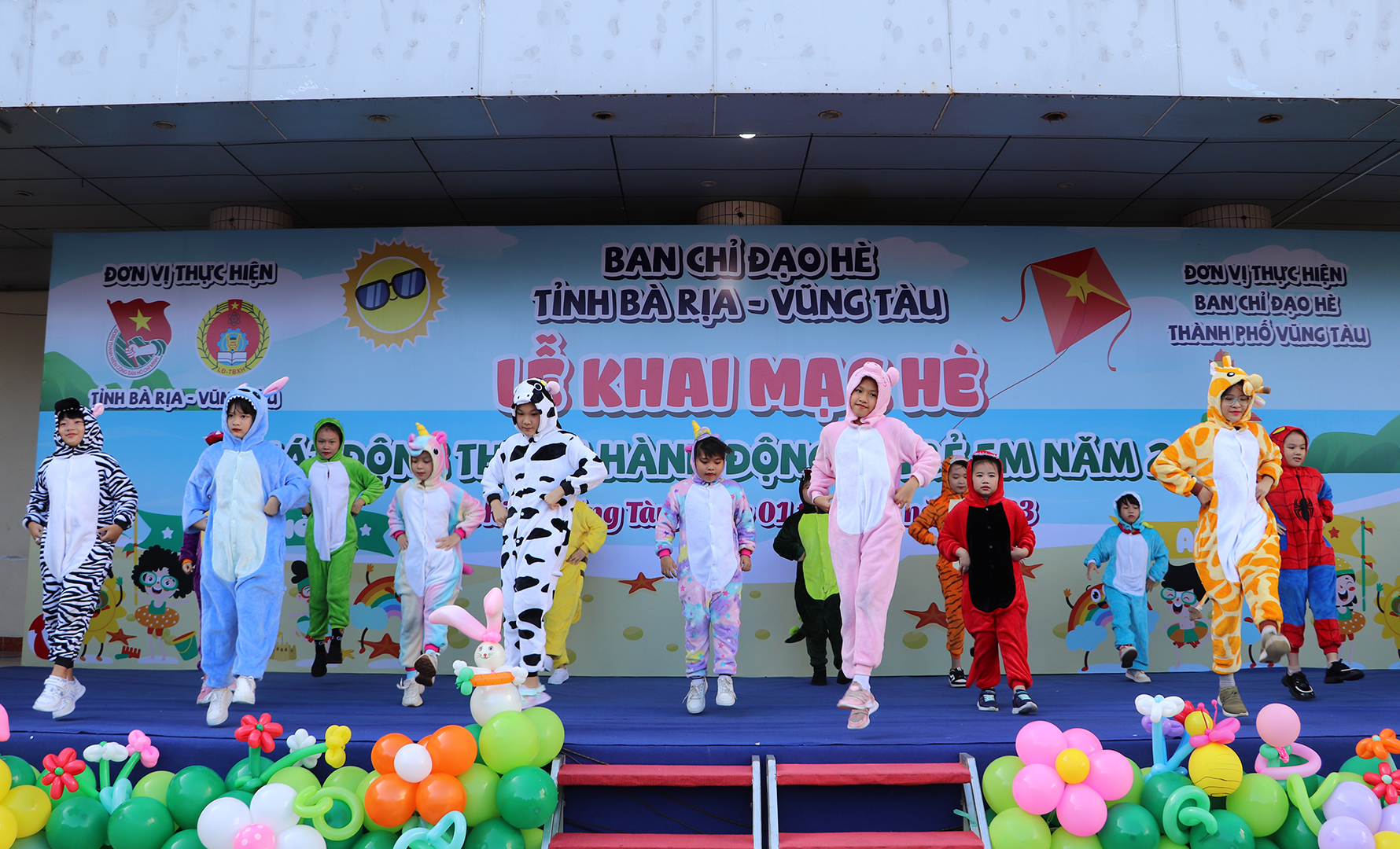 Nhiều tiết mục văn nghệ đặc sắc được trình diễn, phục vụ các em thiếu nhi tại chương trình.