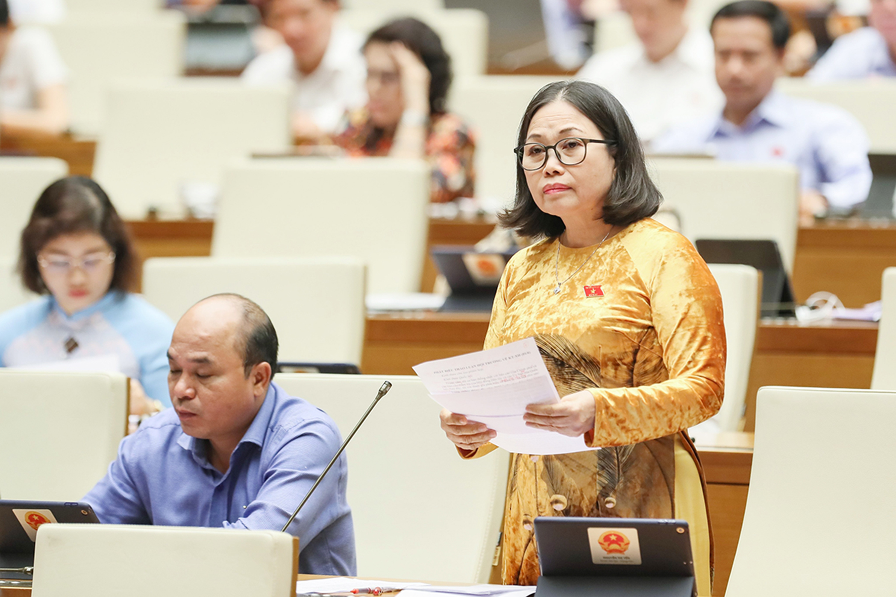 Đại biểu Nguyễn Thị Yến, Phó Bí thư thường trực tỉnh ủy, Trưởng đoàn ĐBQH tỉnh Bà Rịa - Vũng Tàu phát biểu tranh luận tranh luận với quan điểm về trách nhiệm trong đầu tư công. Ảnh: CHÂU VŨ
