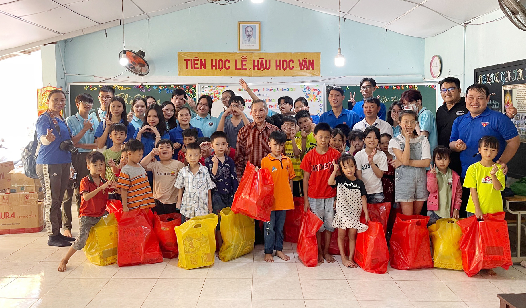 Đoàn thăm, tặng quà HS theo học tại Lớp học tình thương của thầy giáo Thảo.