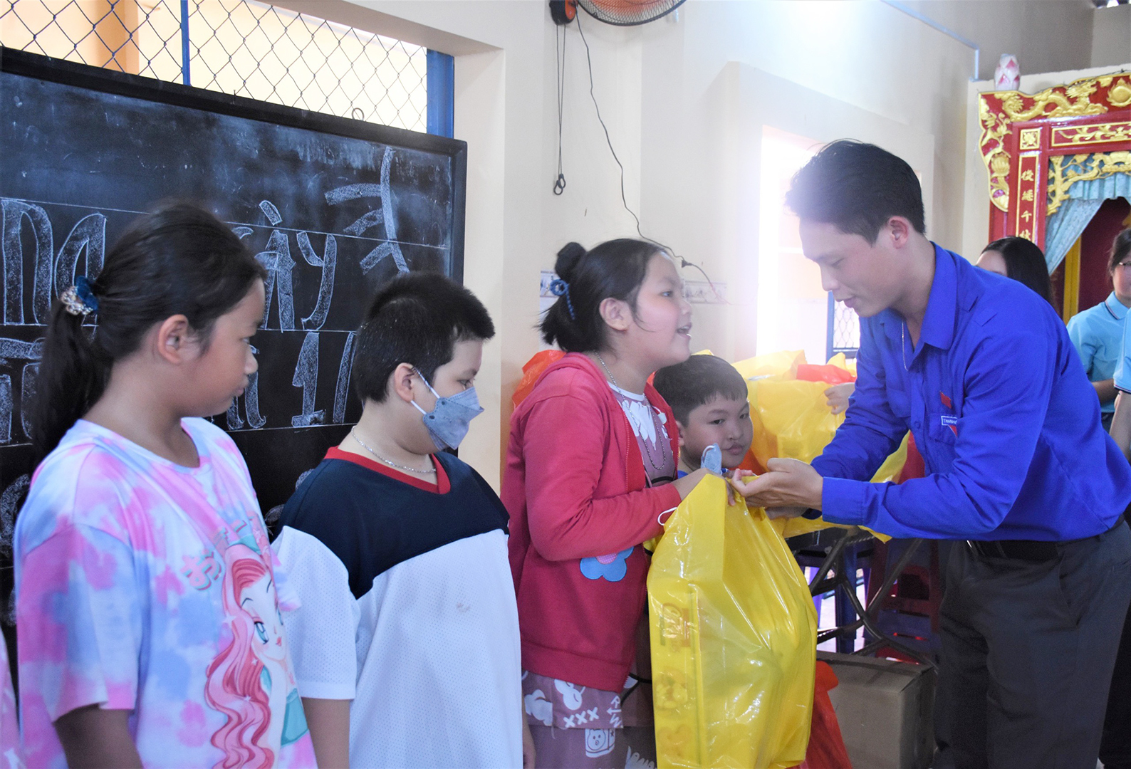 Anh Đồng Thanh Tùng, Phó Bí thư Thành Đoàn Vũng Tàu tặng quà các em nhỏ đang học tại Lớp tình thương Miếu Bà Thắng Nhì.