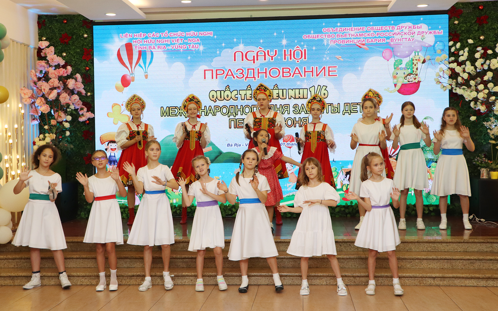 Ca khúc “Nụ cười” được hát bằng tiếng Việt và tiếng Nga thực sự lôi cuốn khán giả.