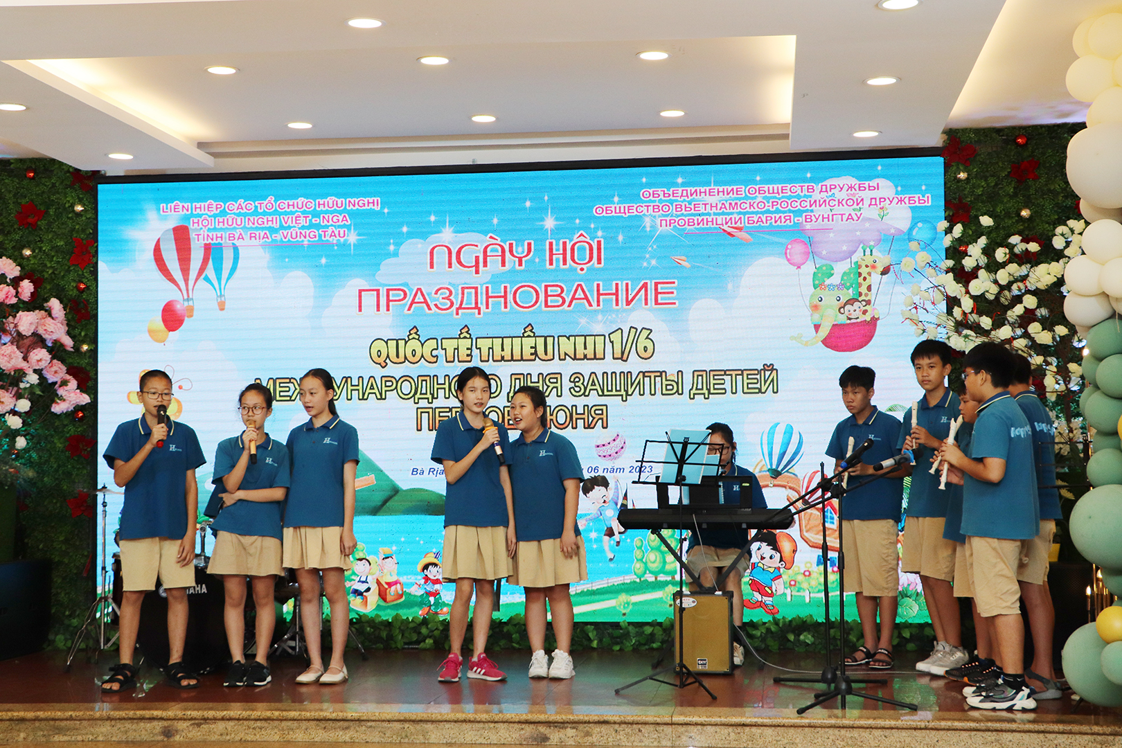 Ca khúc Heal the world (Hàn gắn thế giới) do các em HS Trường TH, THCS, THPT Happy School biểu diễn.