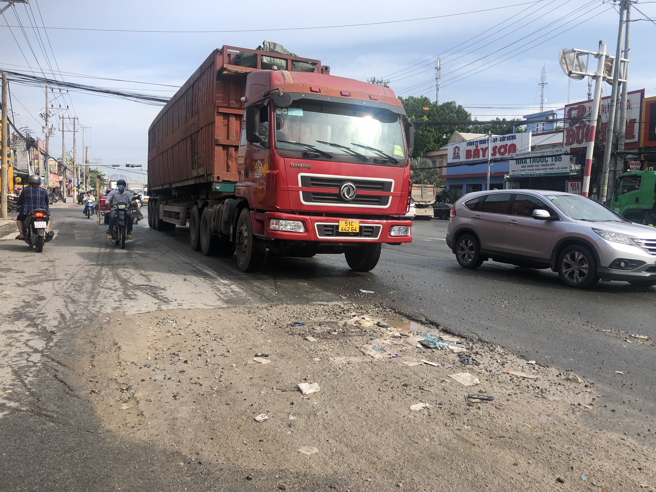 Quá trình ghi nhận của PV, dọc tuyến QL51 có vài chục ổ gà nằm tại làn xe máy. Nhiều trường hợp thiếu quan sát hoặc không quen đường đã xảy ra tai nạn.