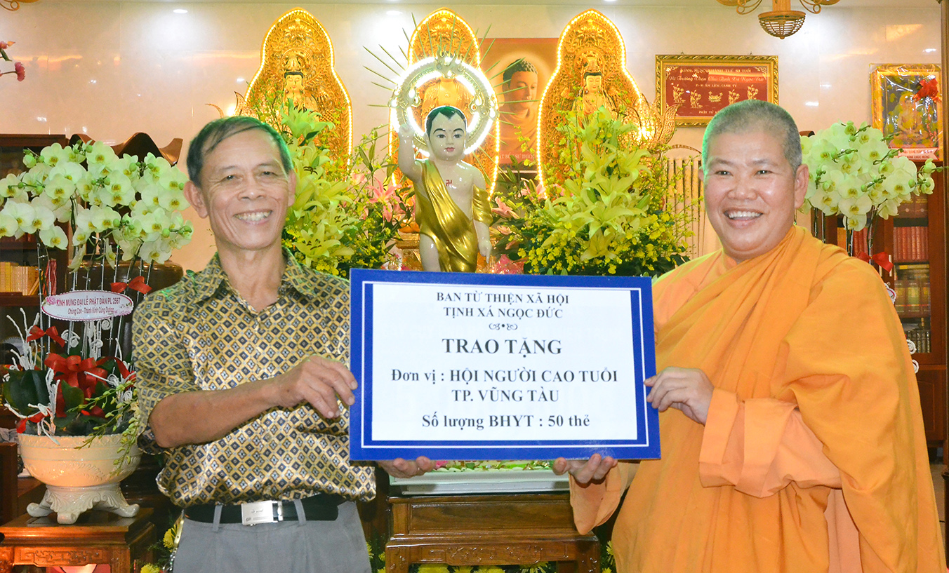 Ni sư Thích nữ Tiến Liên, Trụ trì Tịnh xá Ngọc Đức (phường Thắng Nhì, TP.Vũng Tàu) trao bảng tượng trưng tặng thẻ BHYT cho đại diện Hội Người cao tuổi TP.Vũng Tàu.