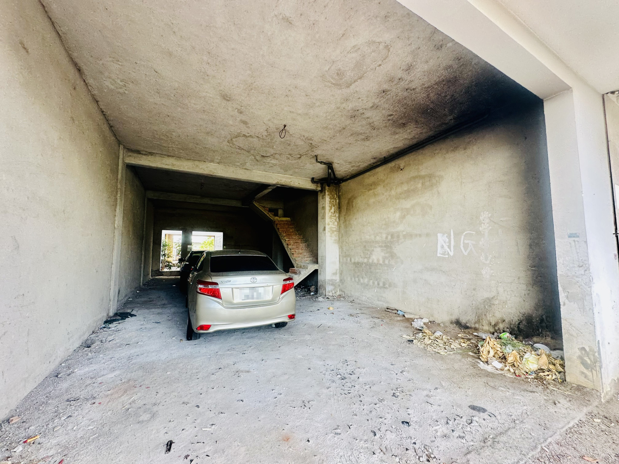 Một số căn nhà dự án TĐC Cánh đồng Mắt Mèo được người dân tận dụng làm chỗ để ô tô.