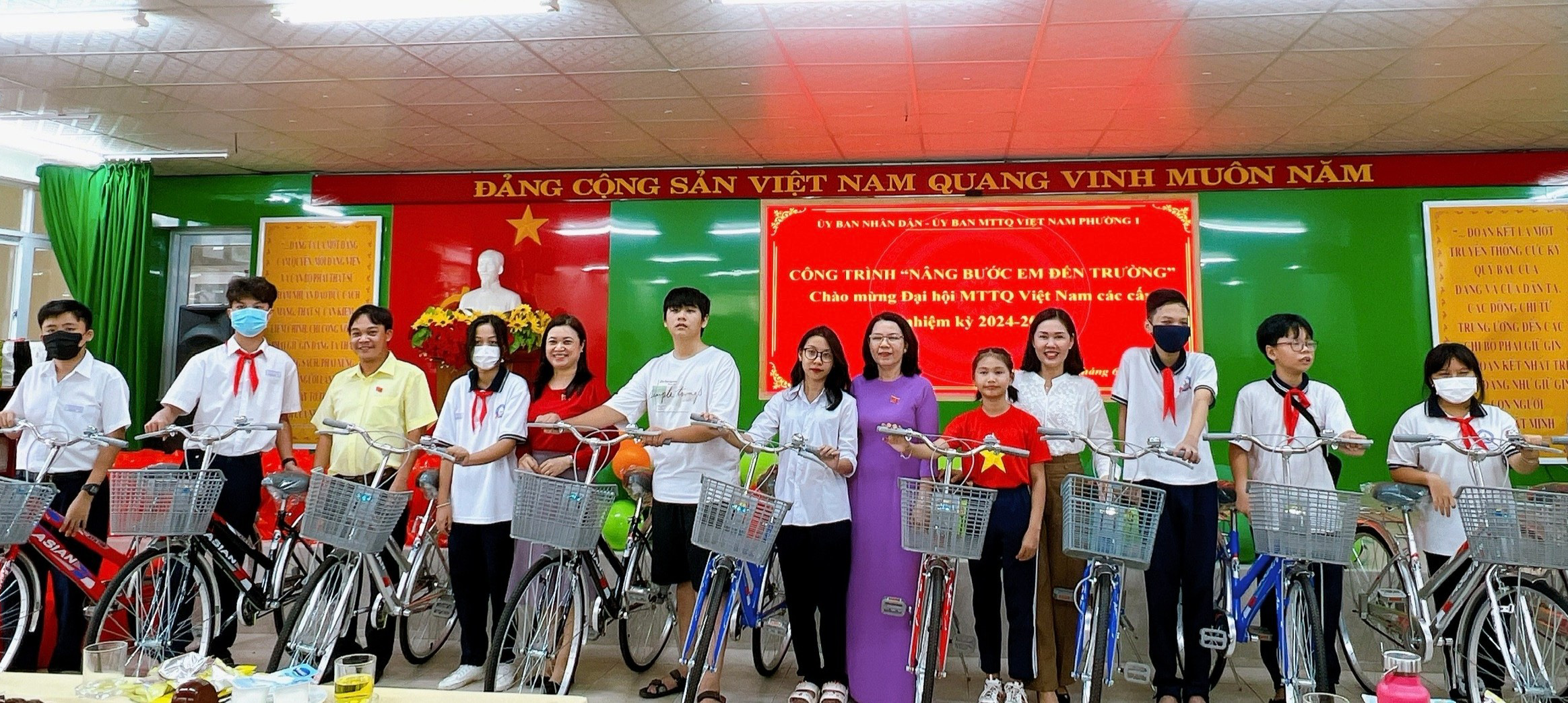 Lãnh đạo phường 1, TP.Vũng Tàu trao xe đạp cho các học sinh nghèo, có hoàn cảnh khăn hiếu học.