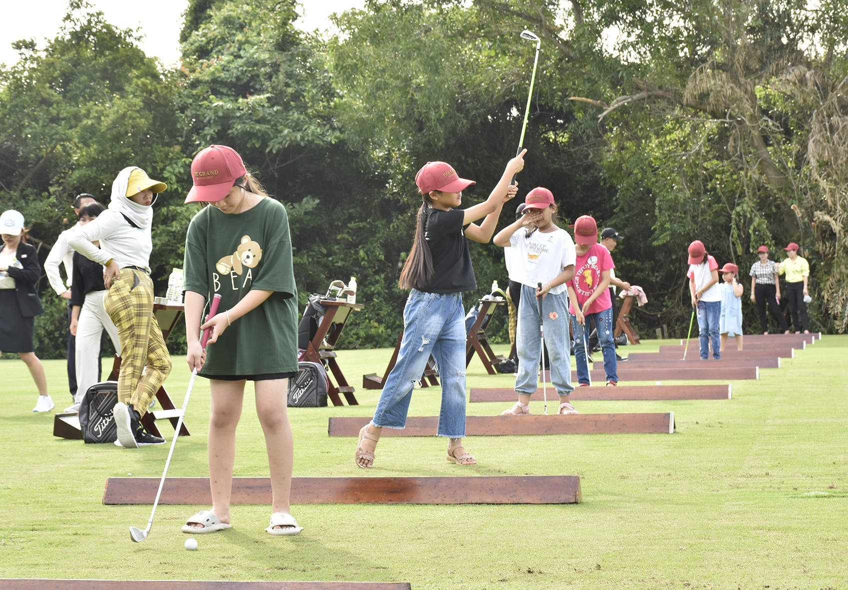 Các em trải nghiệm tập đánh golf