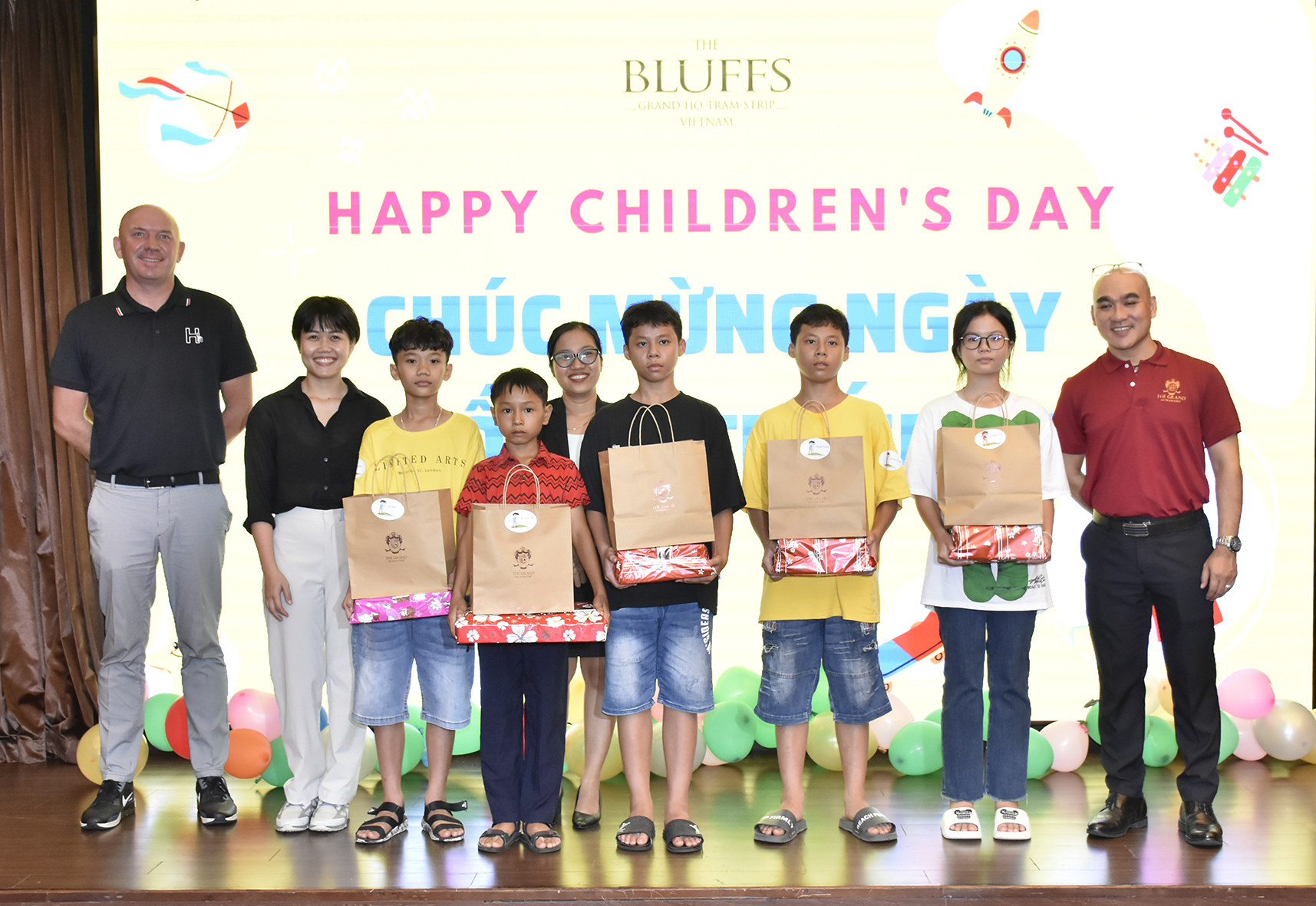 Ban lãnh đạo The Grand Hồ Tràm Strip và sân golf The Bluffs tặng quà cho các em 