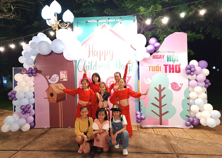 Các em nhỏ thích thú check in kỷ niệm Ngày Quốc tế thiếu nhi tại Đường sách Vũng Tàu.