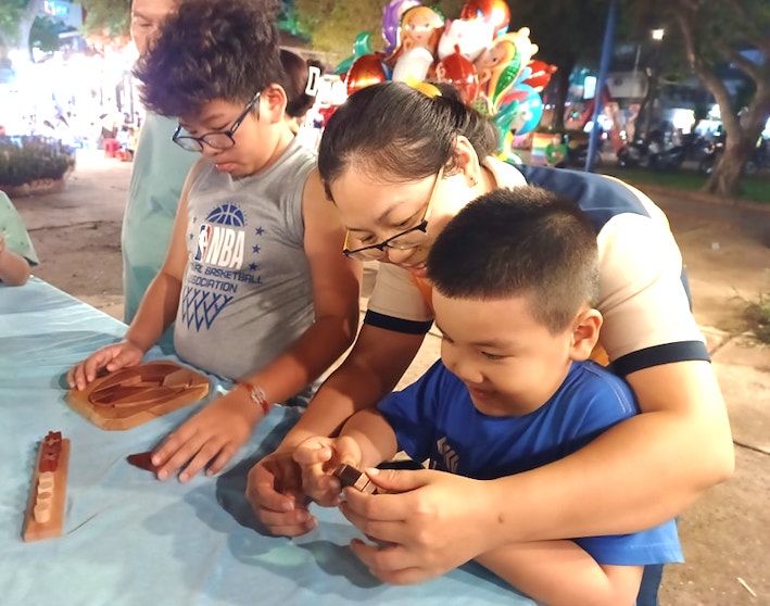 Các em nhỏ trải nghiệm trò chơi trong chương trình.