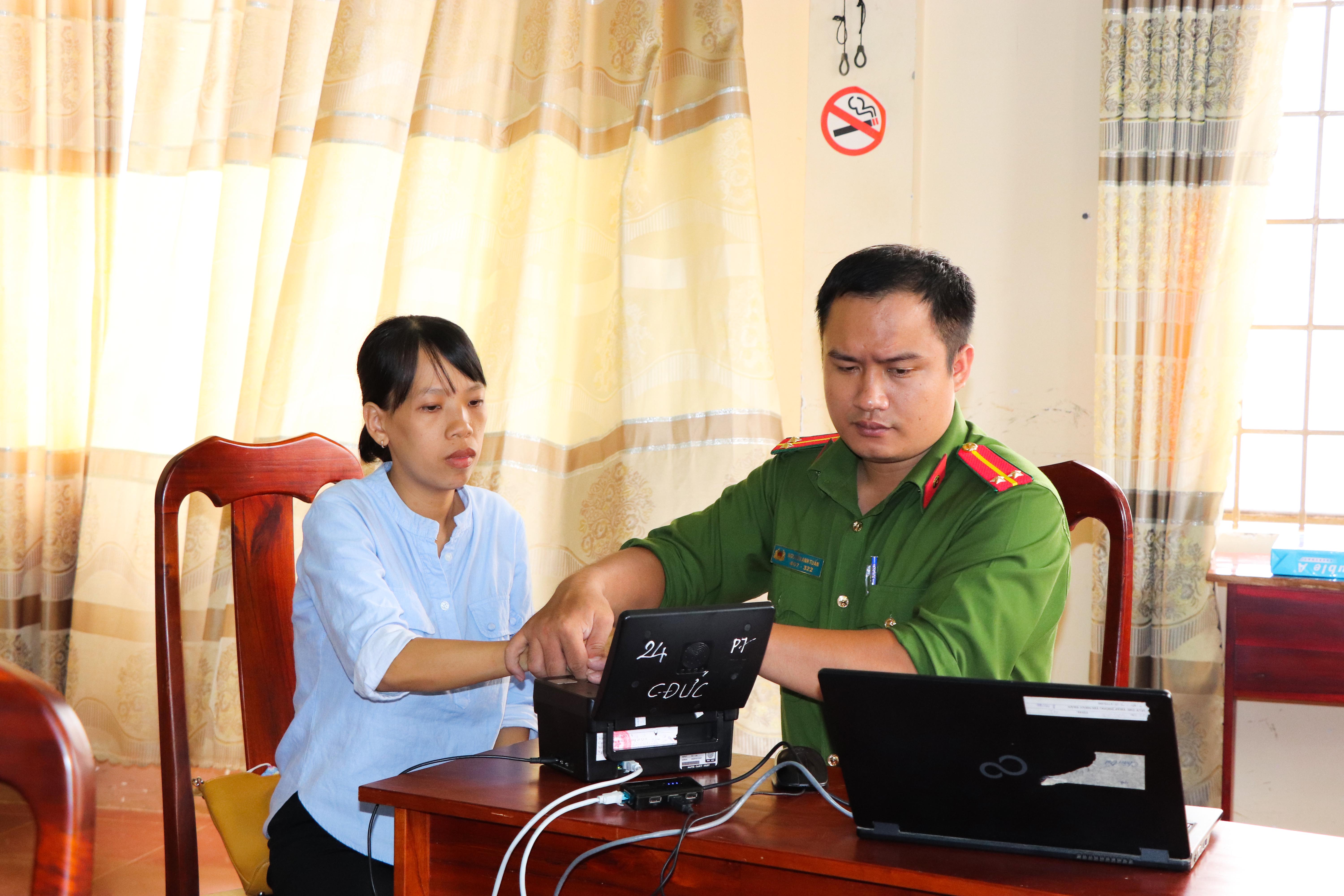Đội lưu động Công an huyện hỗ trợ cấp thẻ CCCD gắn chíp cho người dân xã Xuân Sơn kể cả các ngày thứ bảy và chủ nhật.