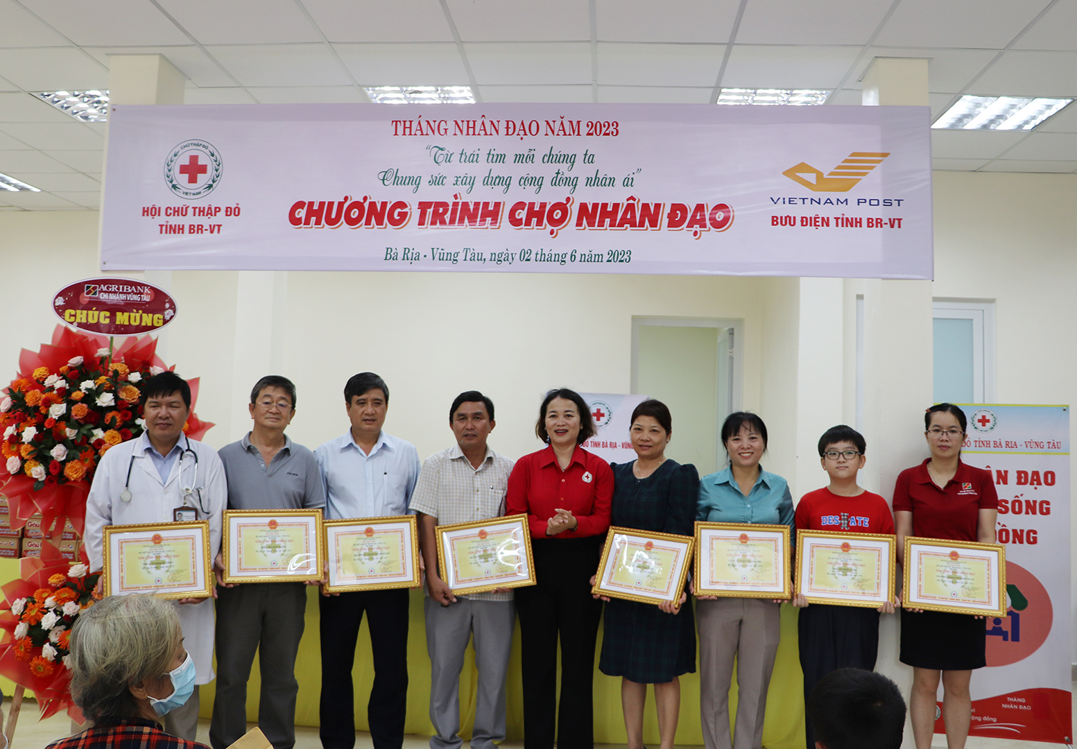 Bà Hà Thị Việt Bắc, Phó Chủ tịch Hội Chữ thập Đỏ tỉnh trao bảng tri ân tấm lòng vàng cho các nhà tài trợ.