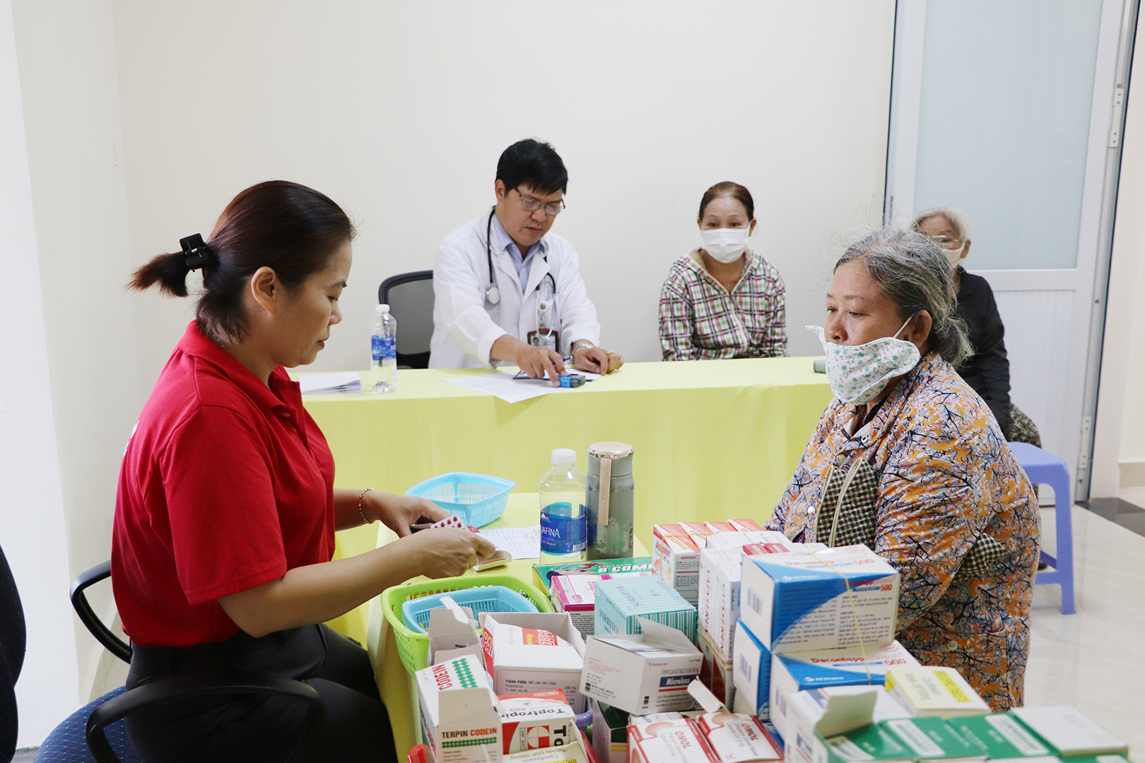 Ngoài mua hàng, người dân còn được khám, cấp thuốc miễn phí.