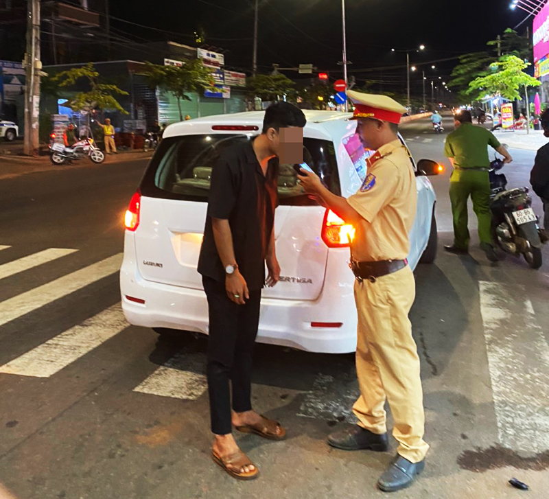 Lực lượng CSGT kiểm tra nồng độ cồn đối với 1 người điều khiển phương tiện tại Tỉnh lộ 328
