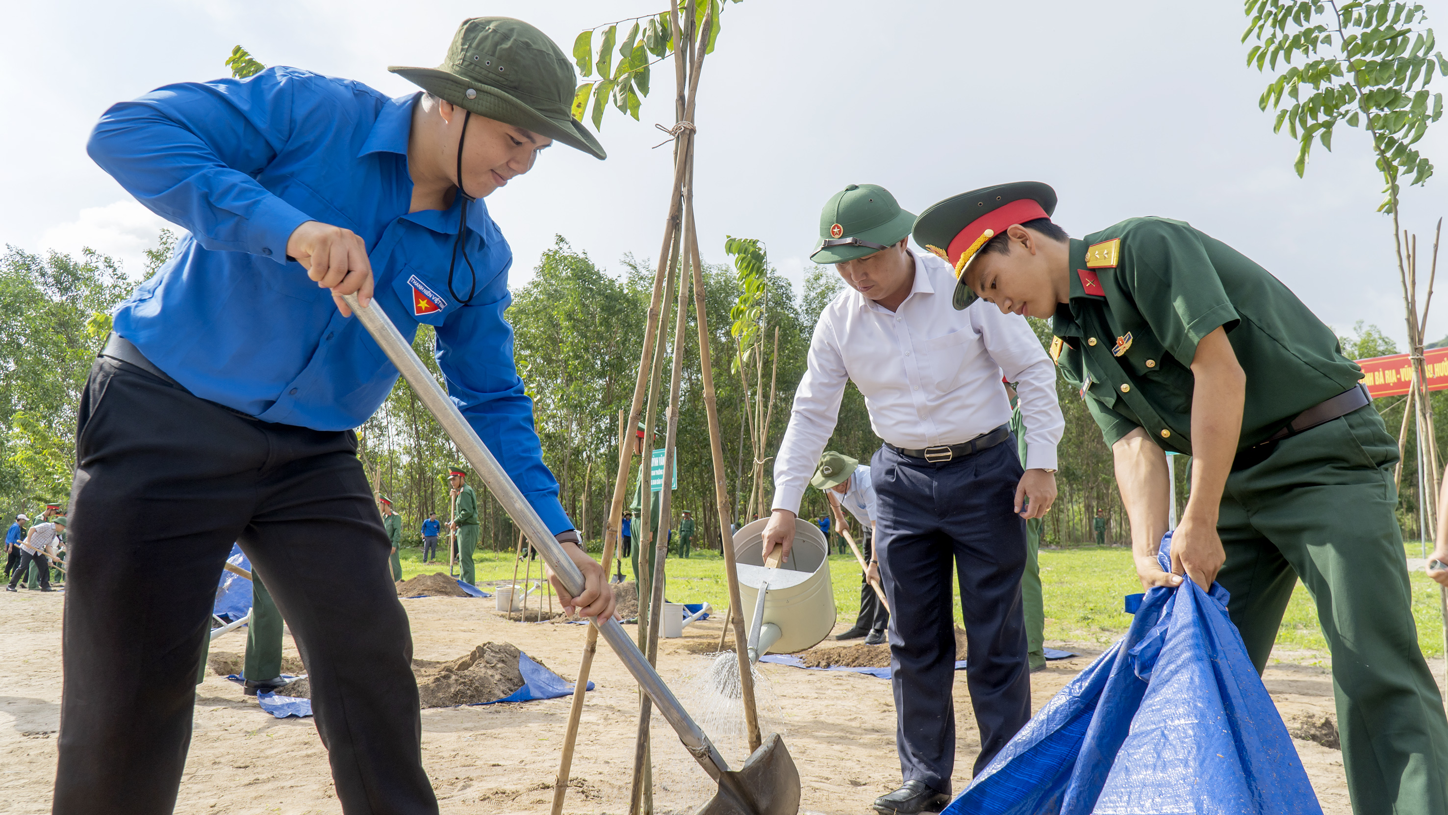 Ông Lê Hoàng Hải, Phó Chủ tịch HĐND tỉnh Bà Rịa - Vũng Tàu trồng cây xanh tại buổi lễ.