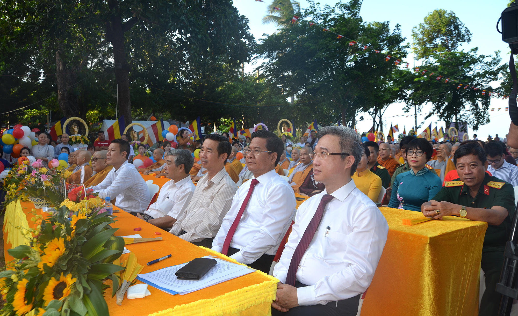 Ông Đặng Minh Thông, Phó Chủ tịch UBND tỉnh; ông Bùi Chí Thành, Ủy viên Ban Thường vụ Tỉnh ủy, Chủ tịch UBMTTQ Việt Nam tỉnh đến dự Đại lễ Phật đản 2023.