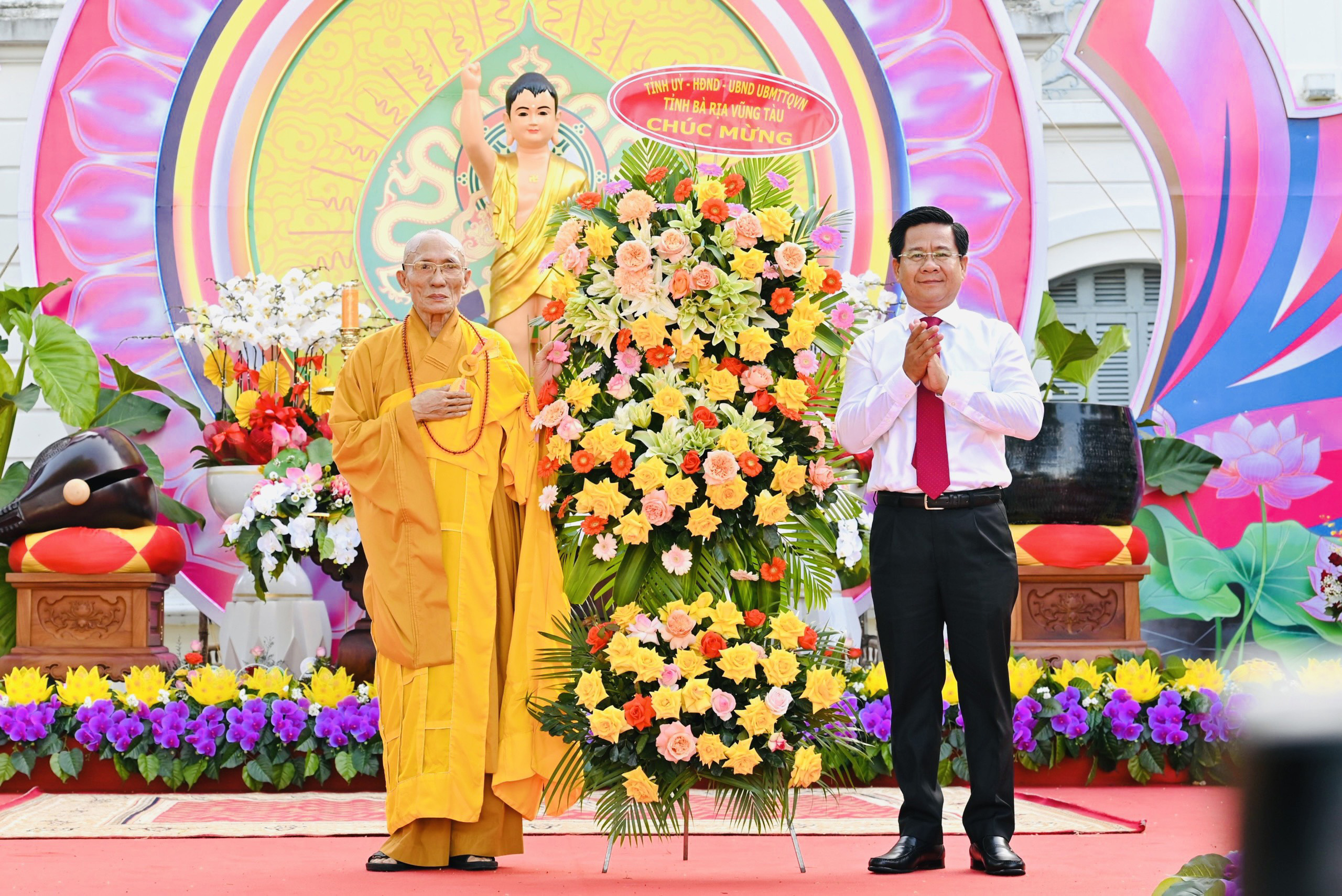 Ông Bùi Chí Thành, Ủy viên Ban Thường vụ Tỉnh ủy, Chủ tịch UBMTTQ Việt Nam tỉnh tặng lẵng hoa của Tỉnh ủy, HĐND, UBND, UBMTTQ Việt Nam tỉnh chúc mừng lễ Phật đản đến đại diện Giáo hội Phật giáo Việt Nam tỉnh.