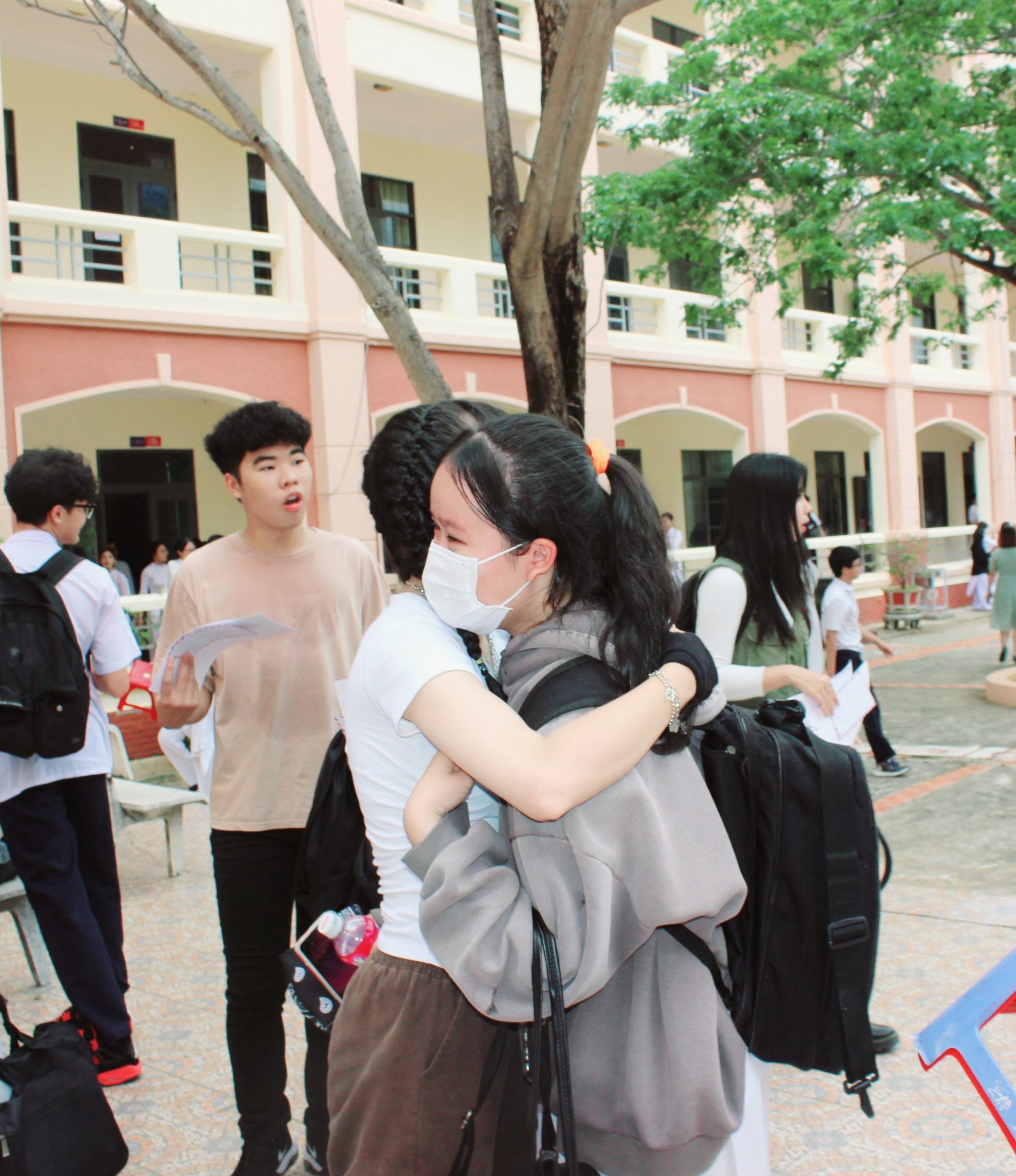 Cái ôm và những giọt nước mắt trong khoảnh khắc chia tay đời học sinh, chia tay bạn bè và thầy cô.
