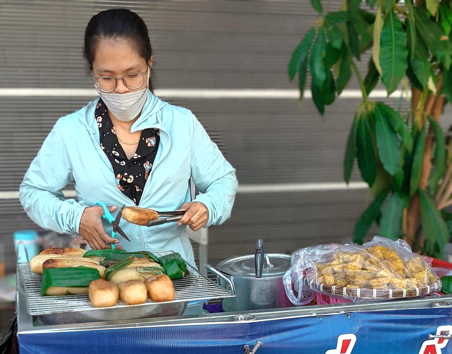 Chị Võ Thị Tuyết Lan bán chuối nếp nướng tại chợ Bà Rịa.