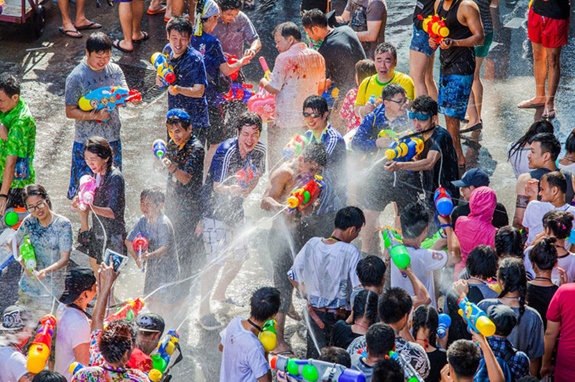 Người dân và du khách tham gia lễ hội té nước Songkran tại Bangkok, Thái Lan.