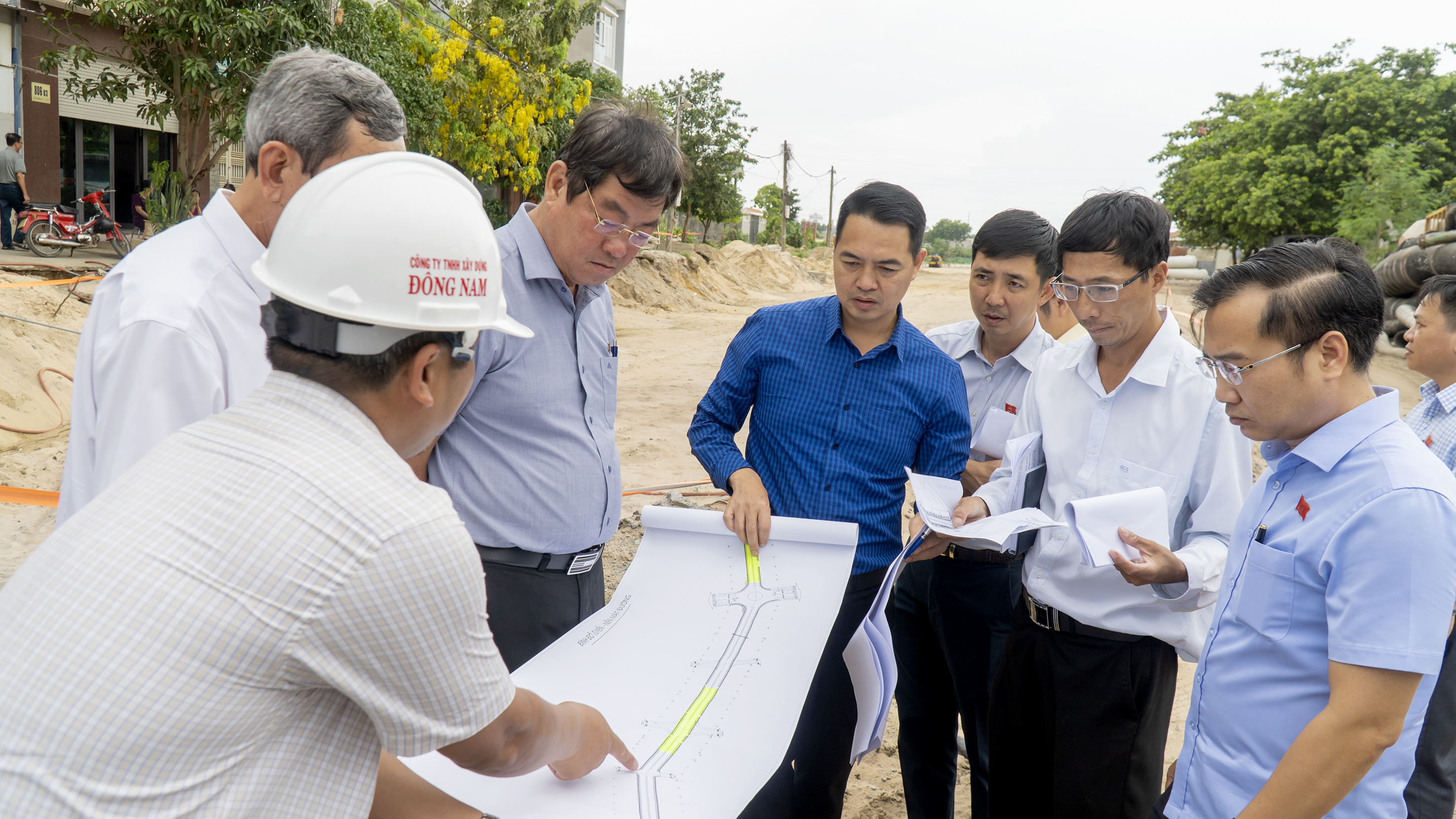 Lãnh đạo TP. Vũng Tàu nghe đơn vị tư vấn trình bày vướng mắc về thiết kết nền nhà dân cao hơn cao độ thiết kế đường.