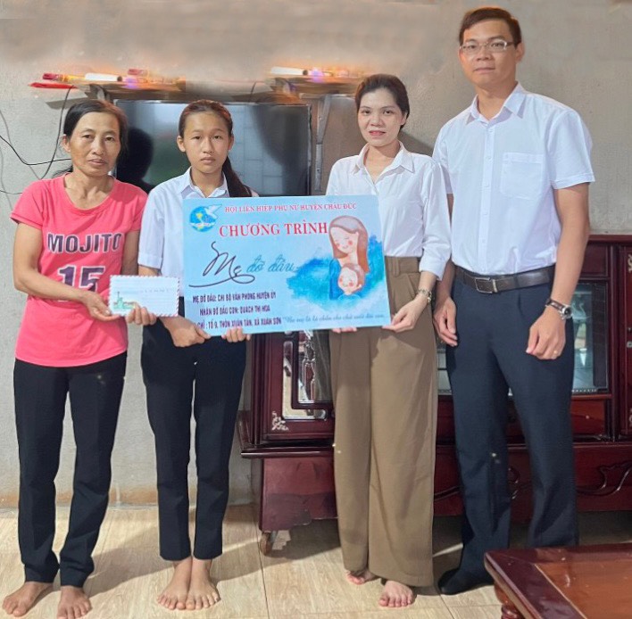Chi bộ Văn phòng Huyện ủy Châu Đức trao bảng tượng trưng nhận đỡ đầu em Quách Thị Hoa.