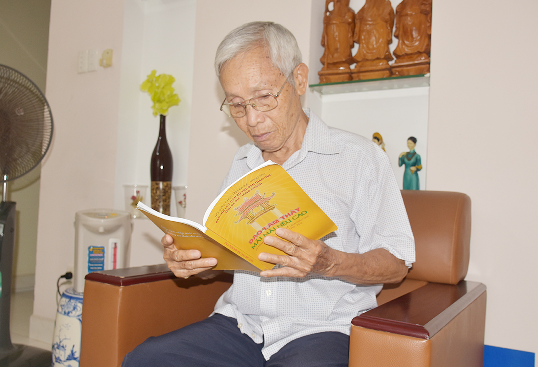Ông Ngô Thành, cán bộ Tiểu ban Giáo dục Ban Tuyên huấn Bà Rịa-Long Khánh, nguyên Trưởng Ban Tuyên huấn Đặc khu Vũng Tàu - Côn Đảo xem lại những kỷ niệm trong Tập san “Đạo làm Thầy mãi mãi nêu cao” kỷ niệm 50 năm thành lập Tiểu Ban giáo dục Bà Rịa-Long Khánh. Ảnh: PHÚC LƯU