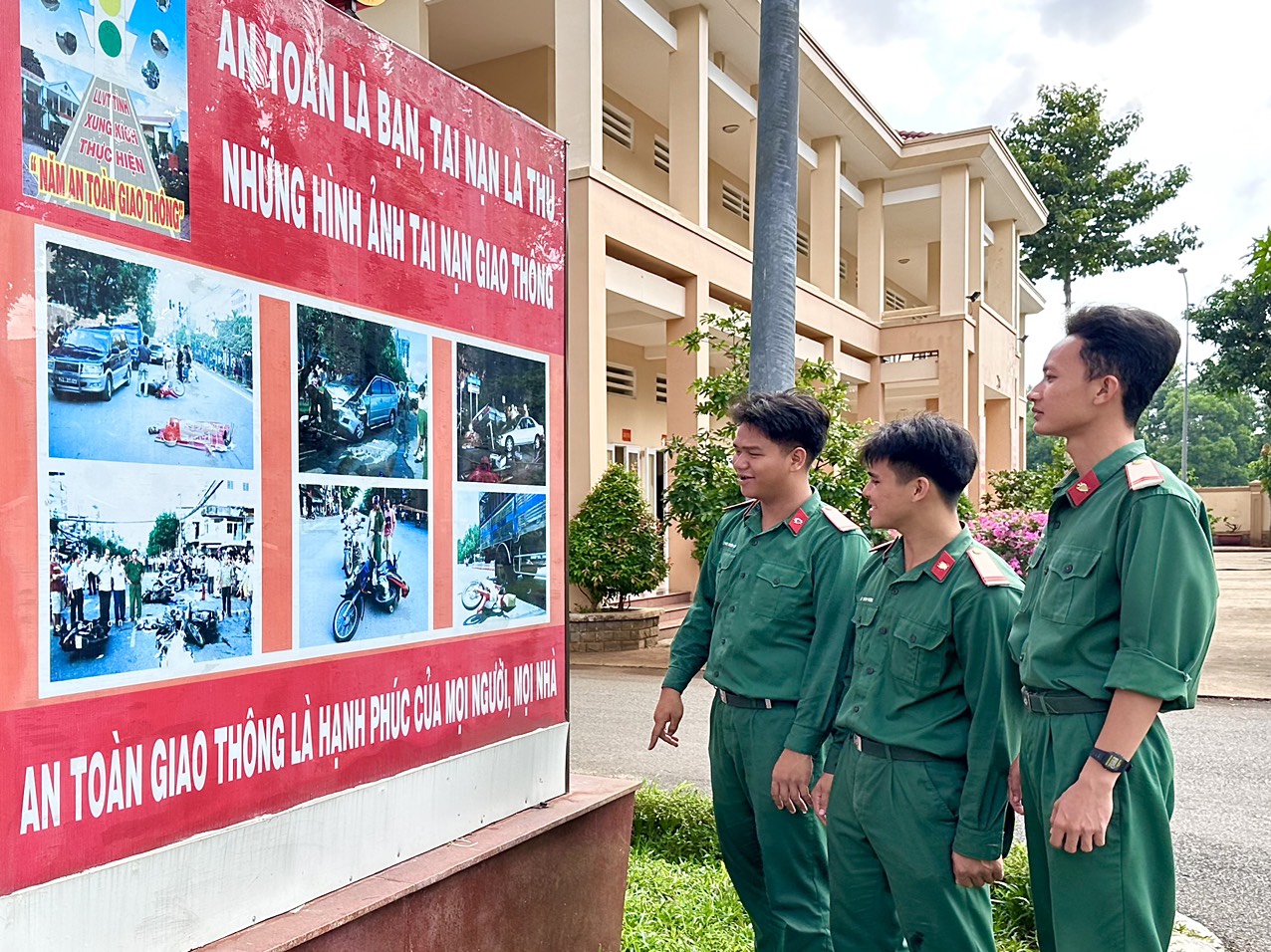Chiến sĩ Đại đội Thông tin - Phòng Tham mưu bộ CHQS tỉnh xem pano tuyên truyền Luật Giao thông đường bộ trong khuôn viên Bộ CHQS tỉnh.