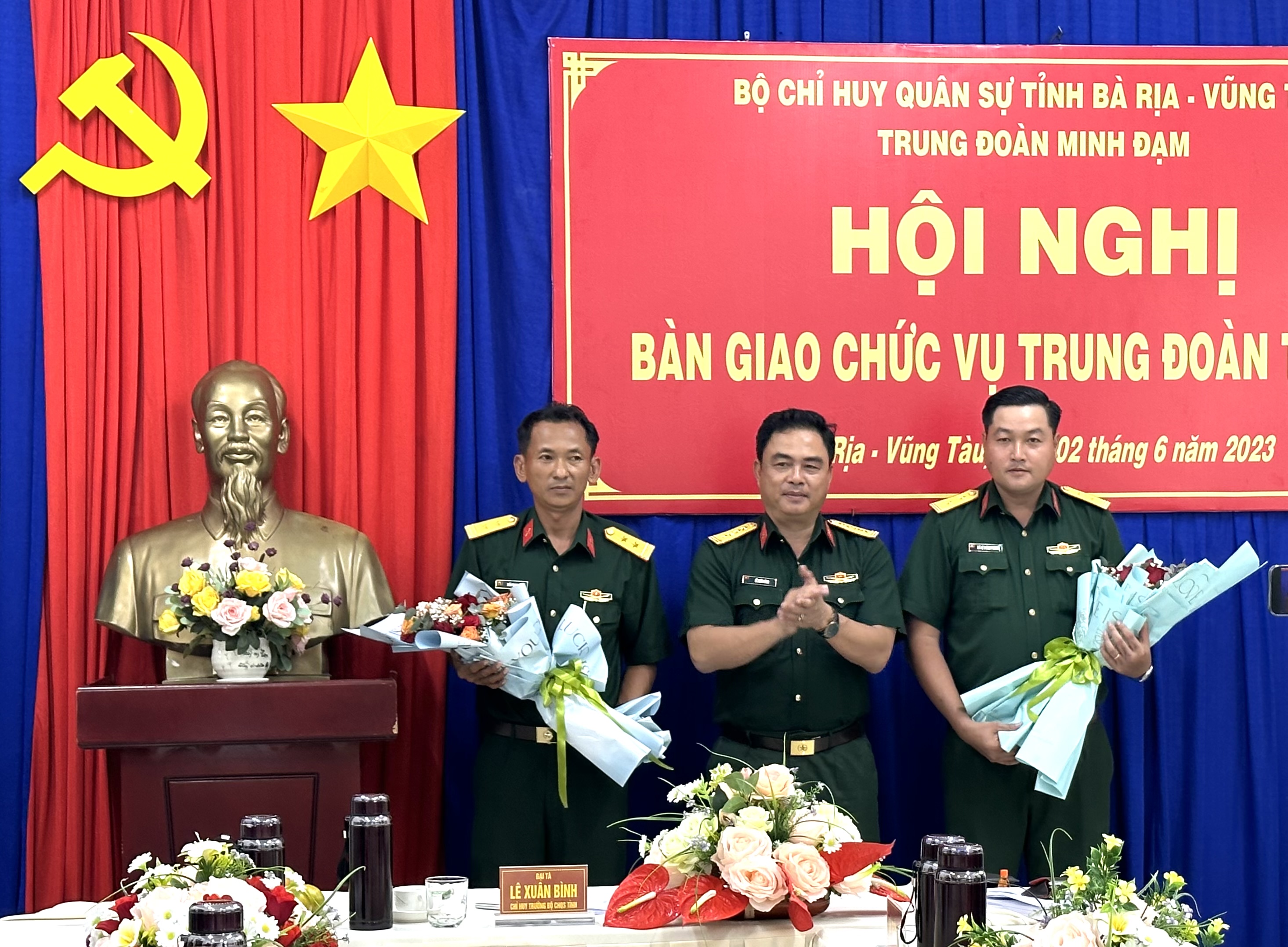 Đại tá Lê Xuân Bình, Chỉ huy trưởng Bộ CHQS tỉnh tặng hoa chúc mừng Trung tá Mã Lê Thành Phương và Trung tá Trần Thanh Lâm.