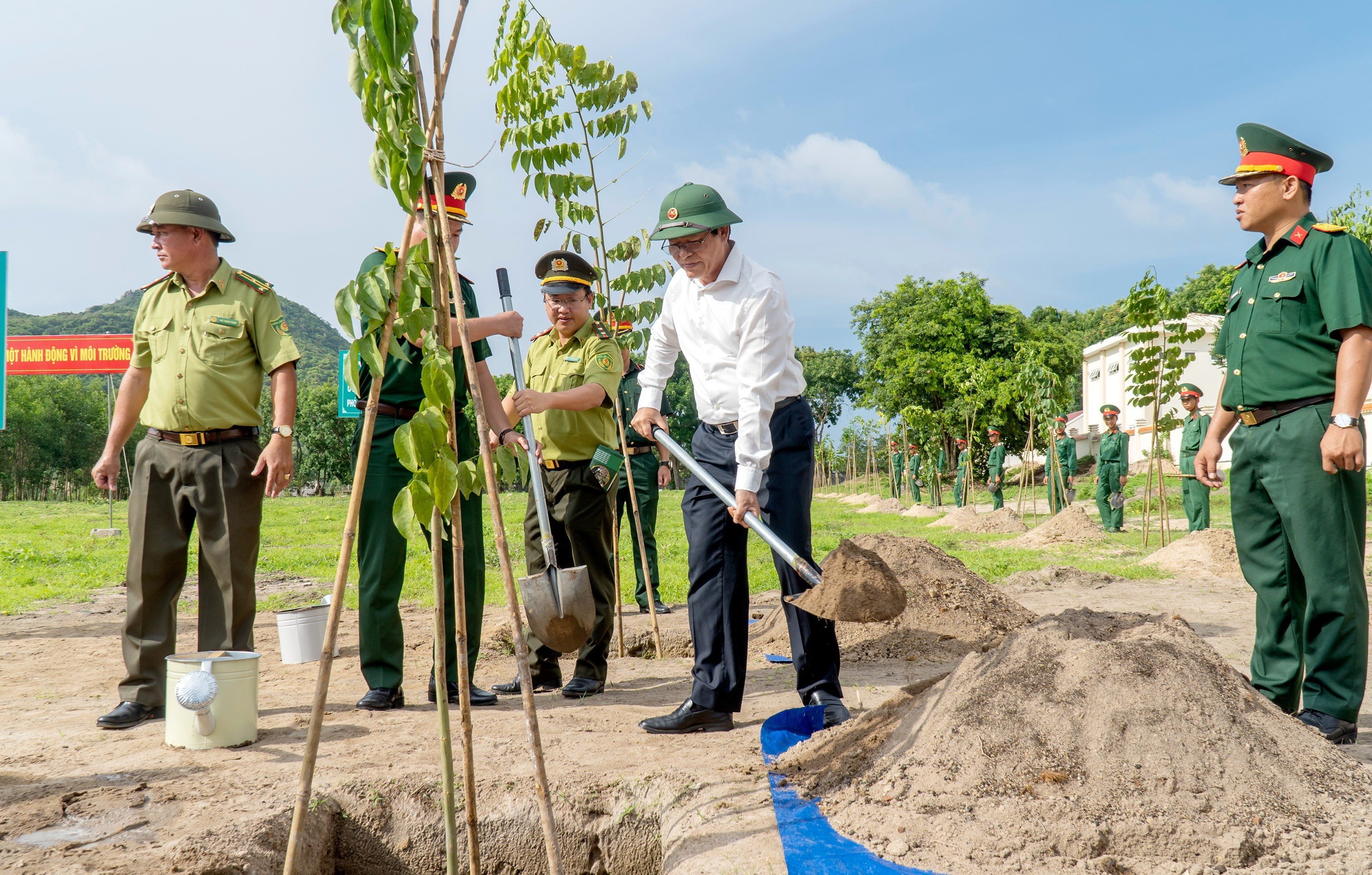 Ông Phạm Viết Thanh, Ủy viên Trung ương Đảng, Bí thư Tỉnh ủy, Chủ tịch HĐND tỉnh trồng cây xanh tại lễ phát động.