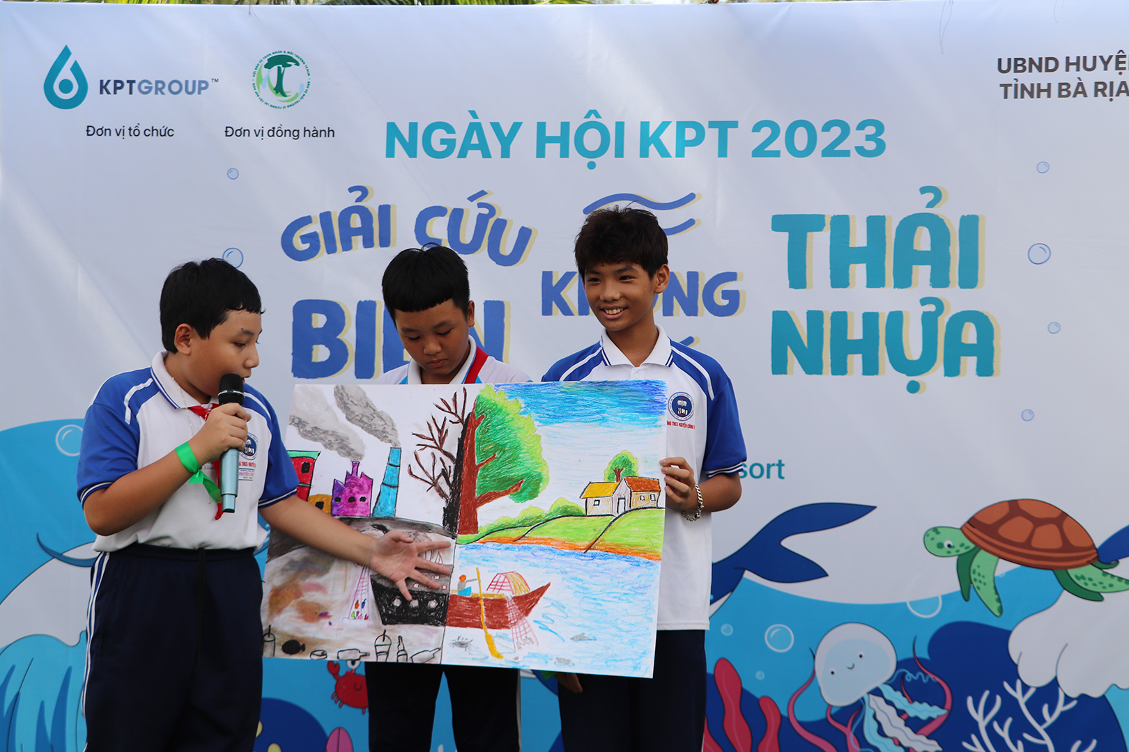 Các em HS thuyết trình về tranh vẽ chủ đề bảo vệ đại dương.