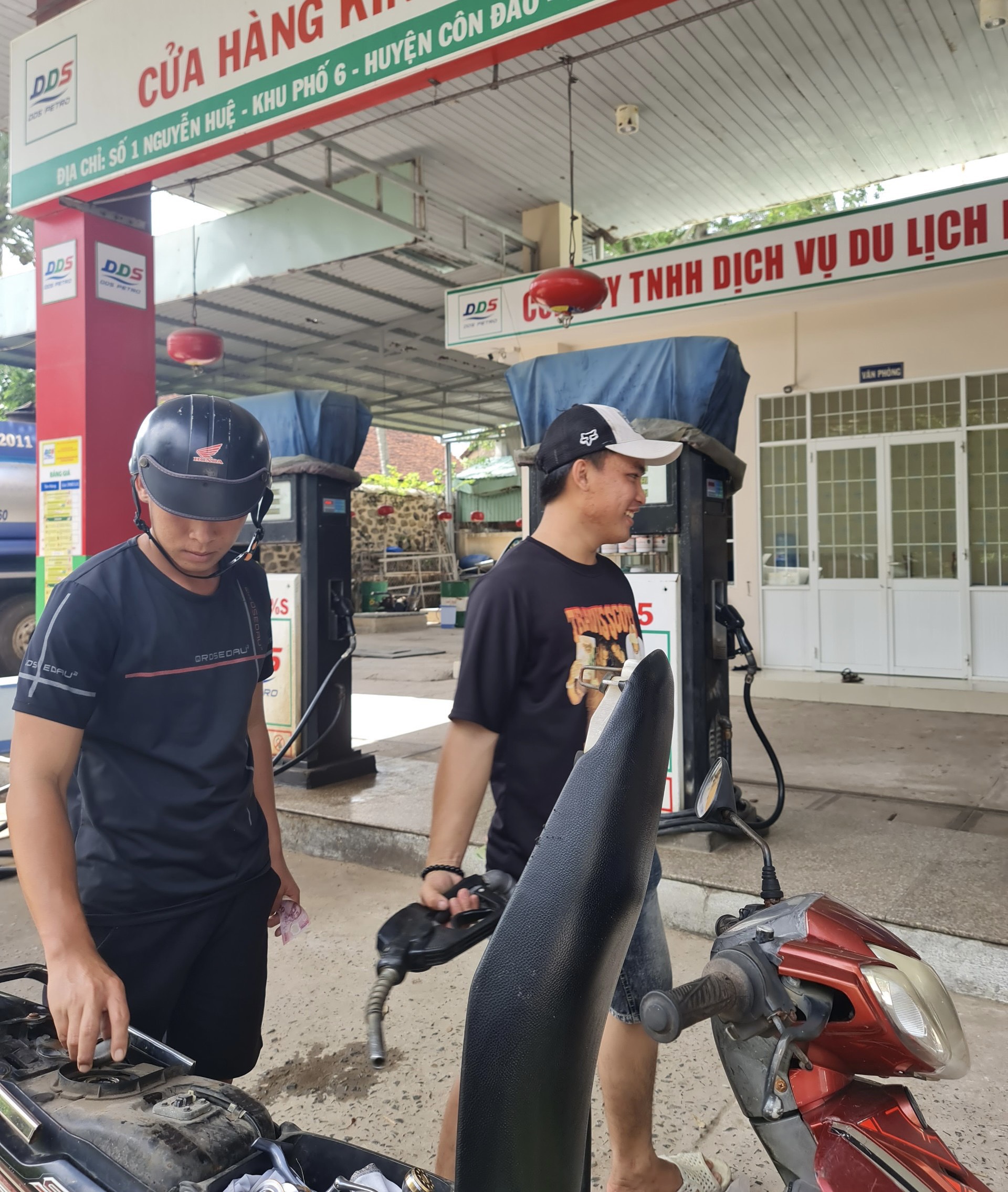 Xăng được đổ đầy bình người dân và DN đều vui