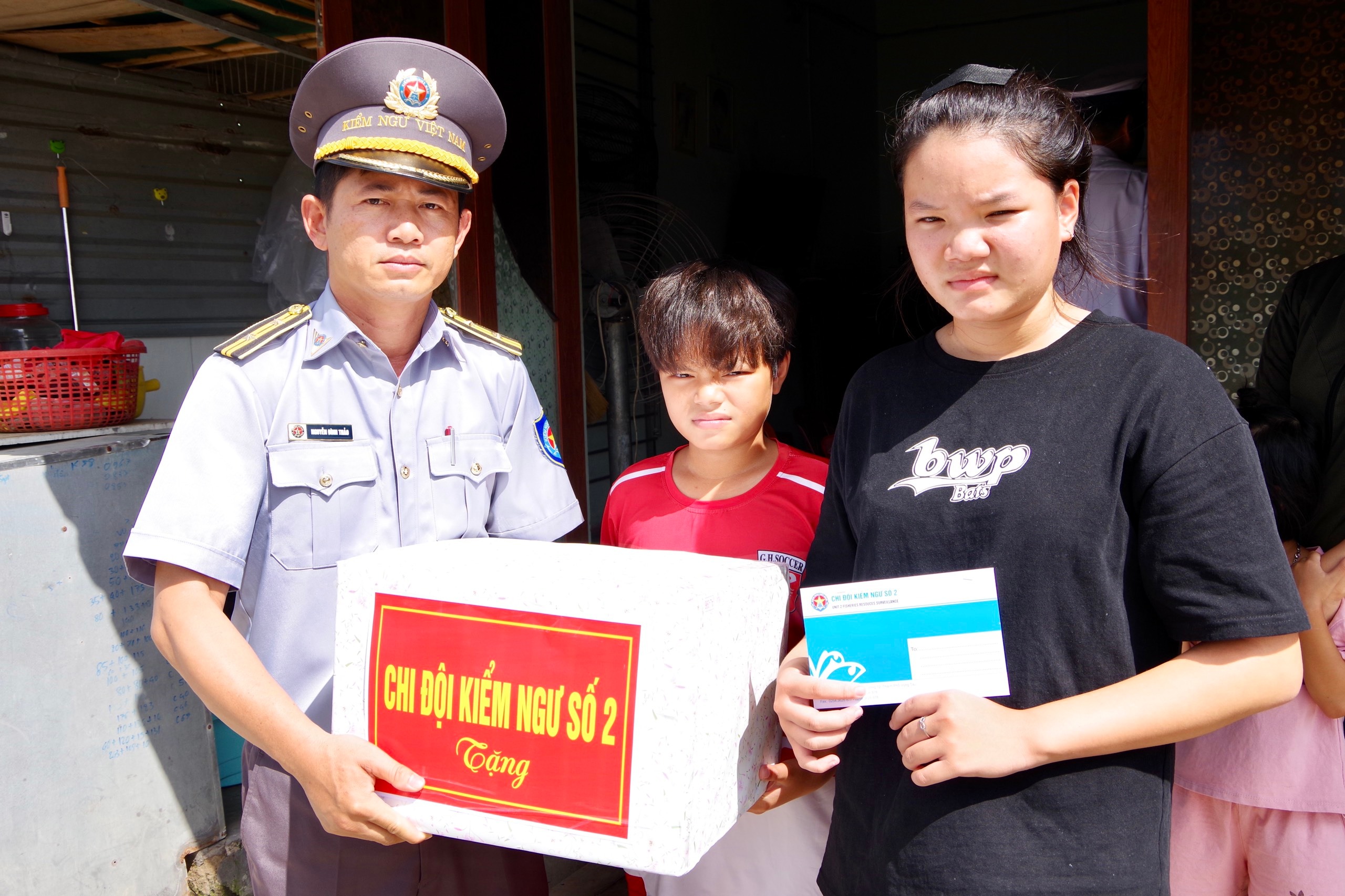 Chi đội Kiểm ngư số 2 trao quà cho cháu Nguyễn Ngô Khánh Hân.