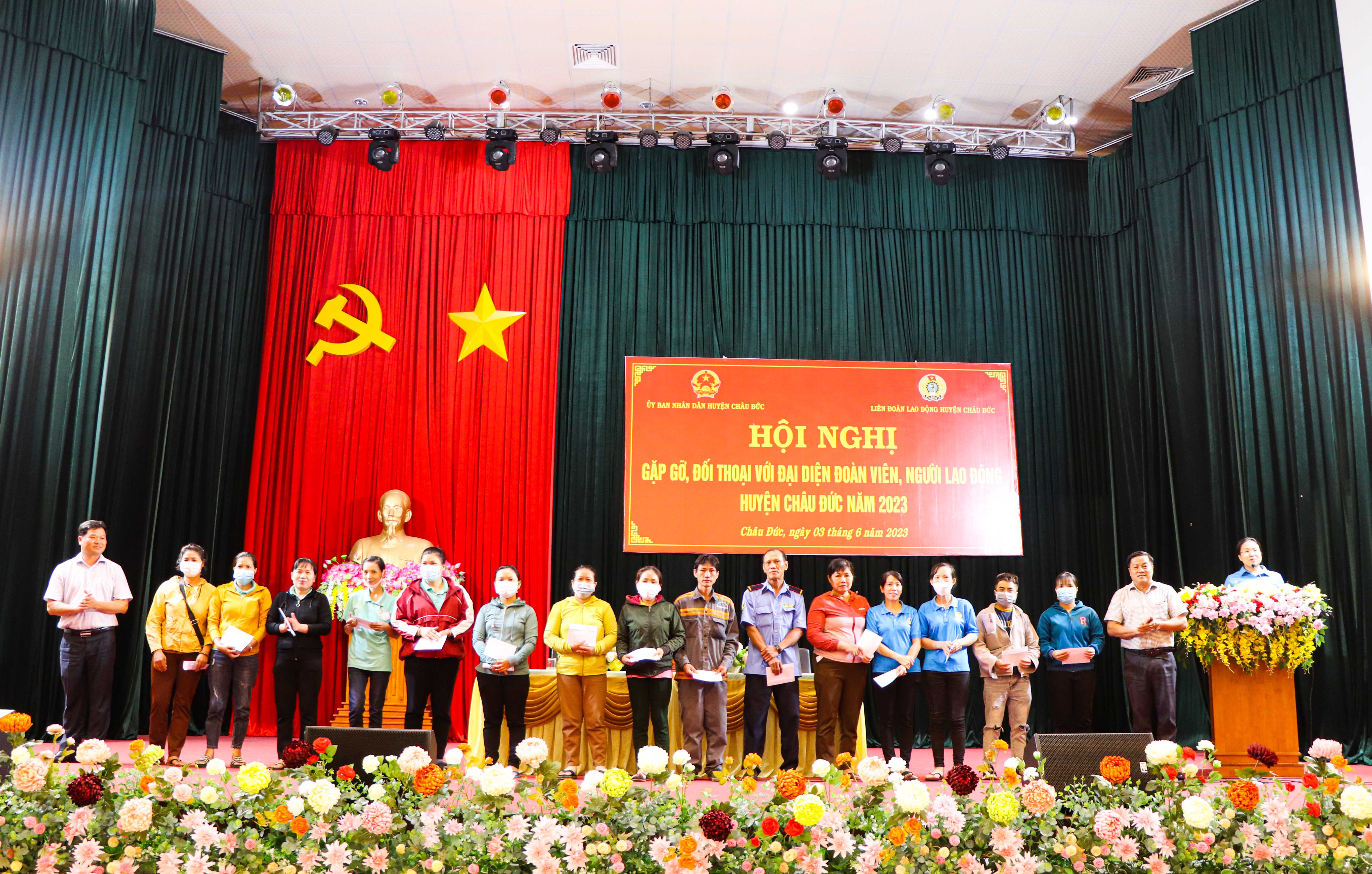 Ông Lê Thanh Liêm (bên trái), Phó Bí thư Thường trực Huyện ủy Châu Đức đã trao tặng quà cho đoàn viên, người lao động có hoàn cảnh khó khăn.