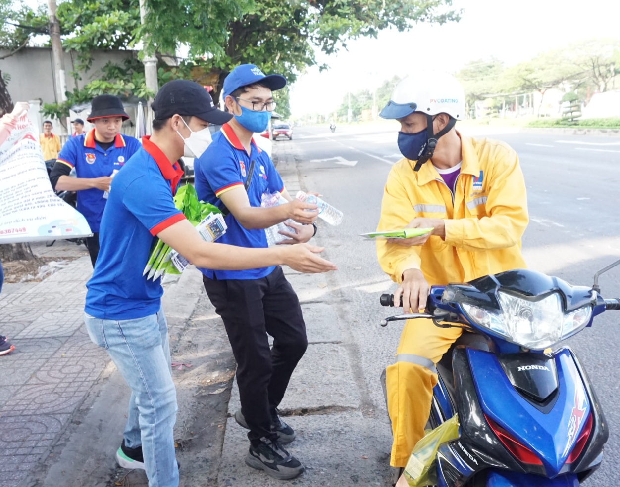 Đoàn viên thanh niên phát tờ rơi, hướng dẫn người dân sử dụng điện tiết kiệm