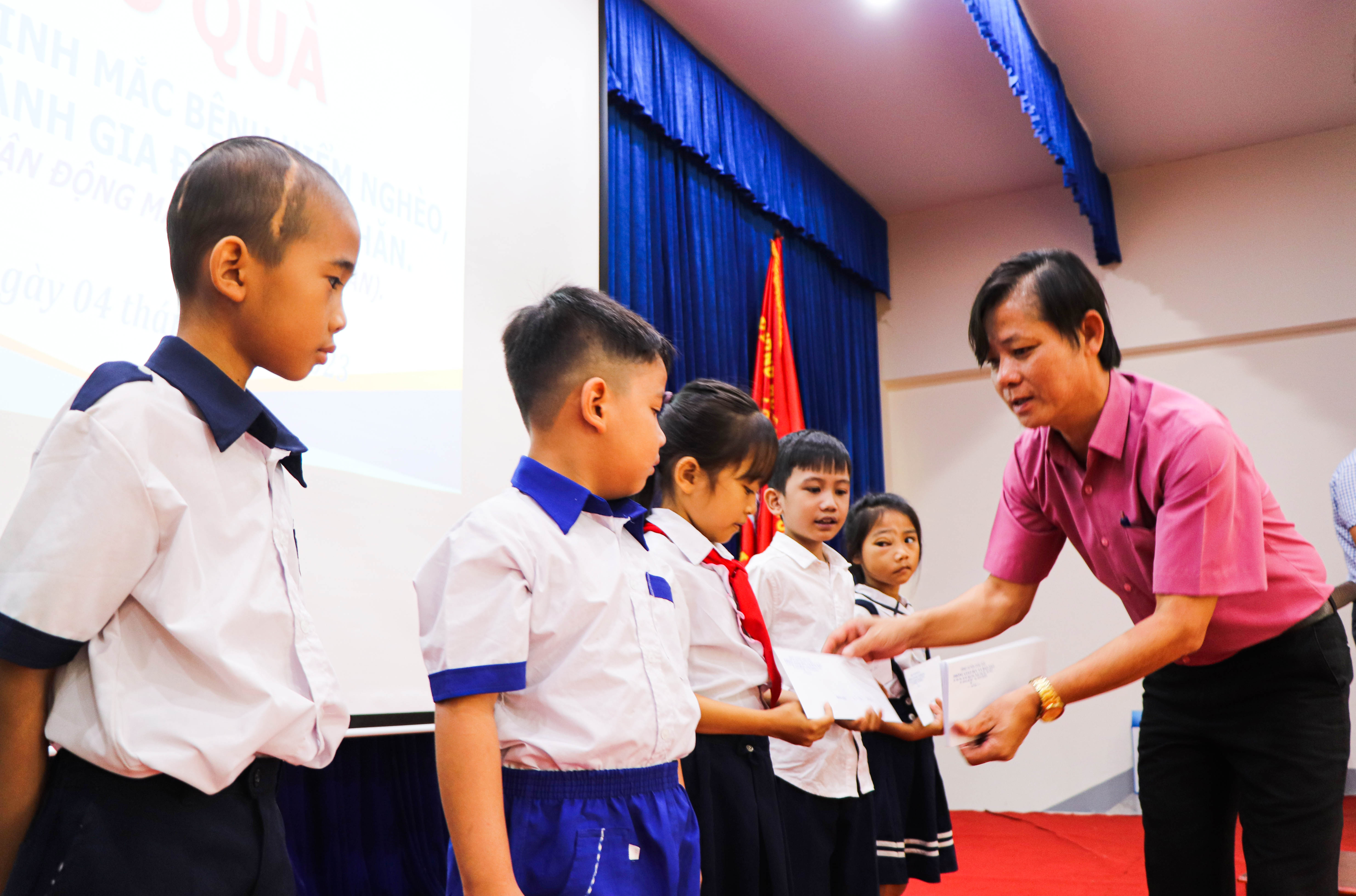 Ông Lê Thanh Kính, Trưởng Phòng GD-ĐT huyện Châu Đức trao quà cho học sinh bị bệnh hiểm nghèo trên địa bàn huyện.